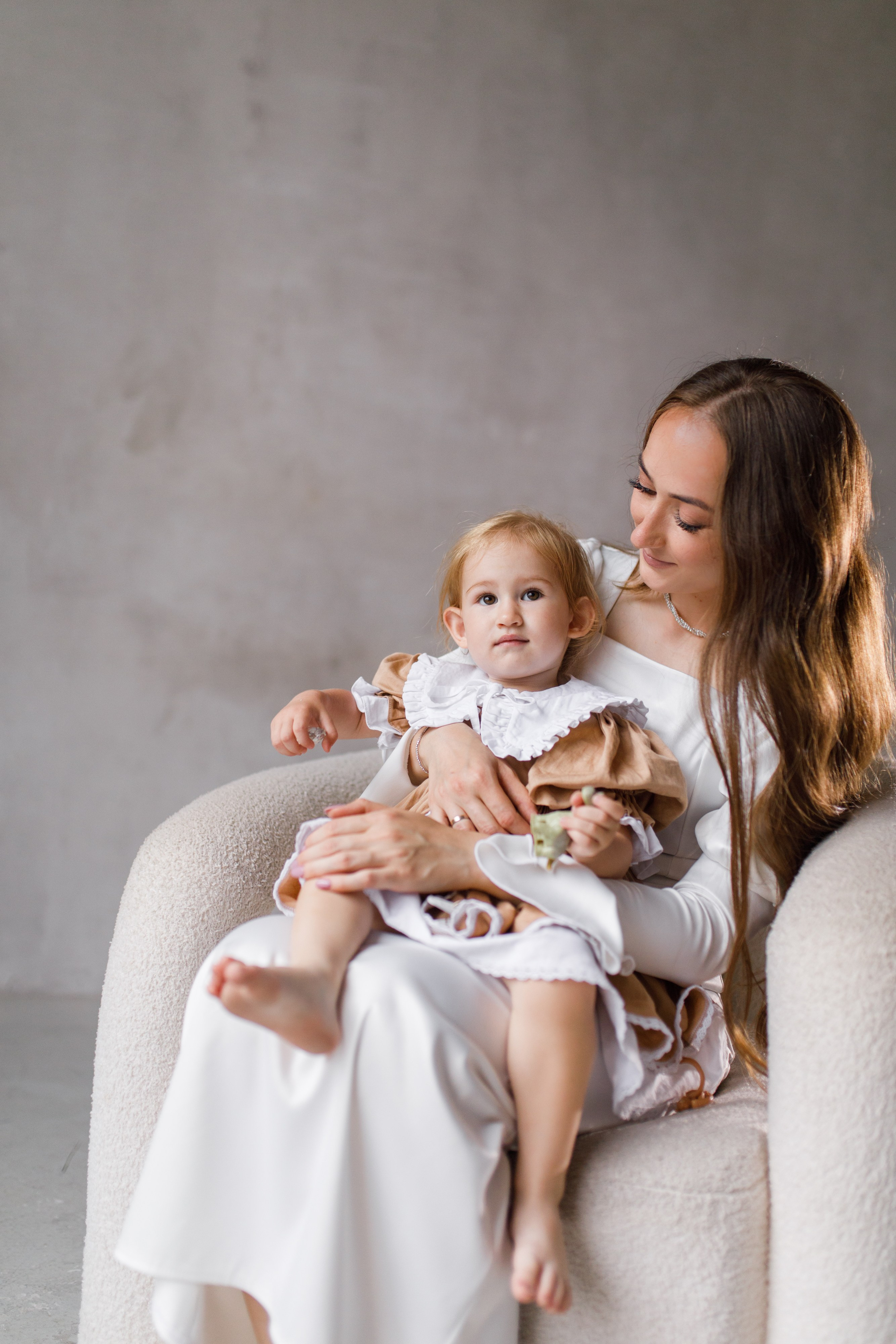 Семейная фотосессия в студии 2 года Валерии. Фотограф в Уфе Ирина Идрисова