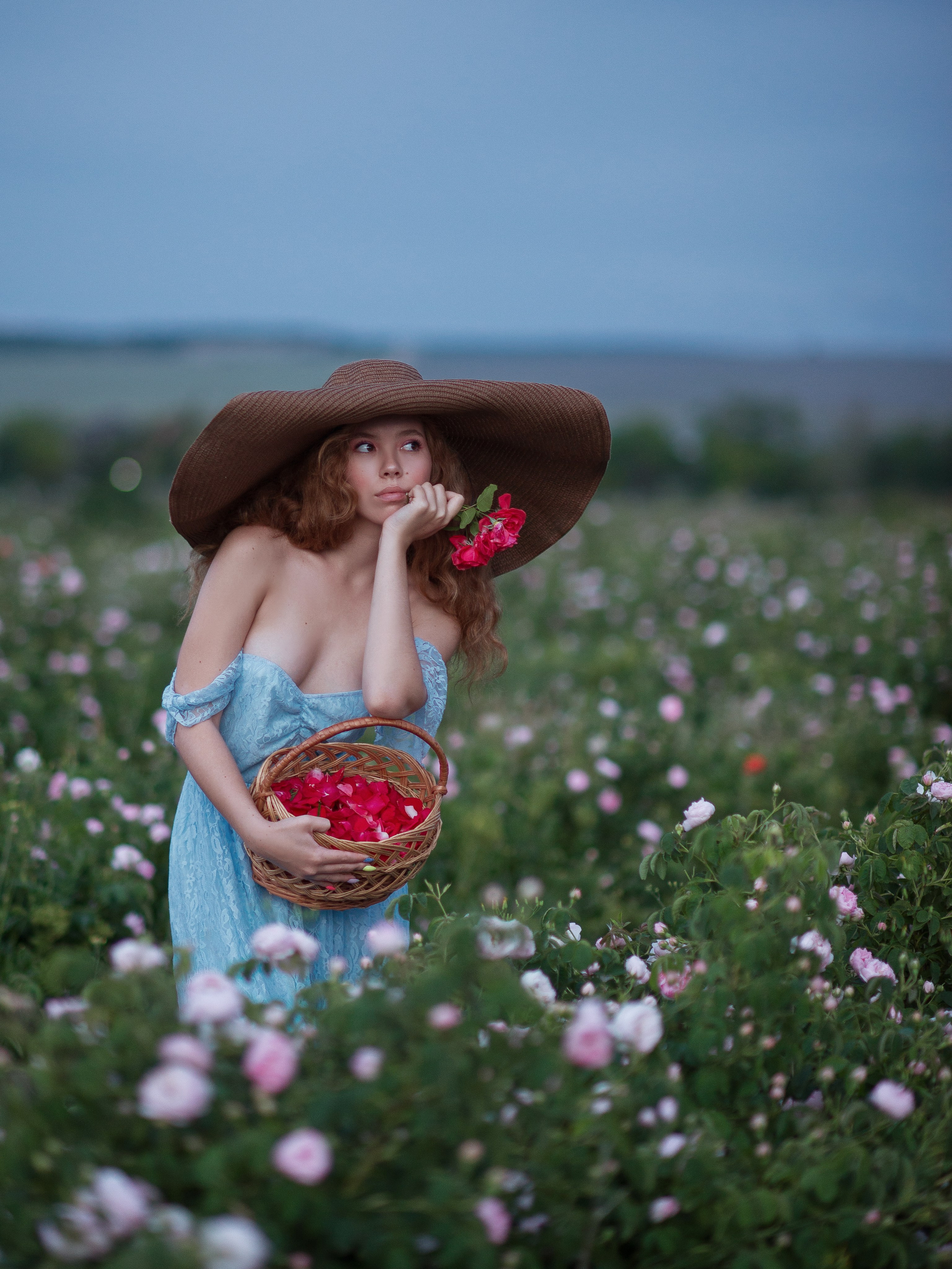 Винтажное платье для фото на цветущих розовых плантациях в Севастополе