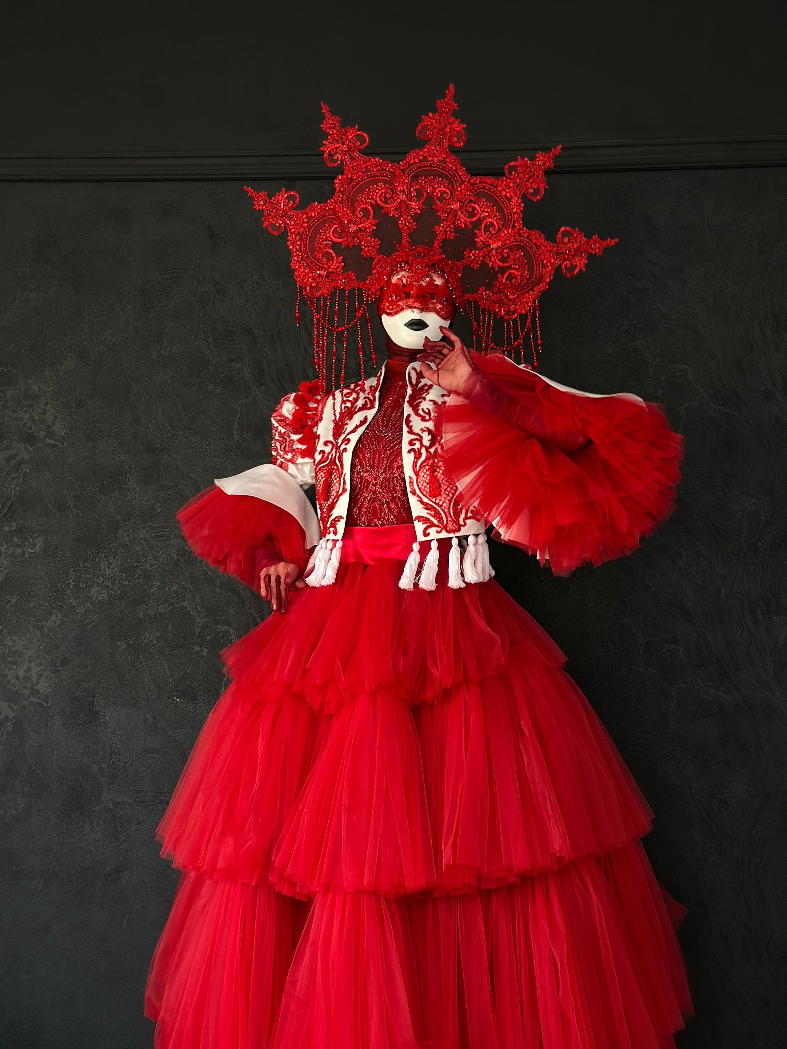 Персонаж красная Сажа. Мимы и Ходулисты на встречу гостей. Москва