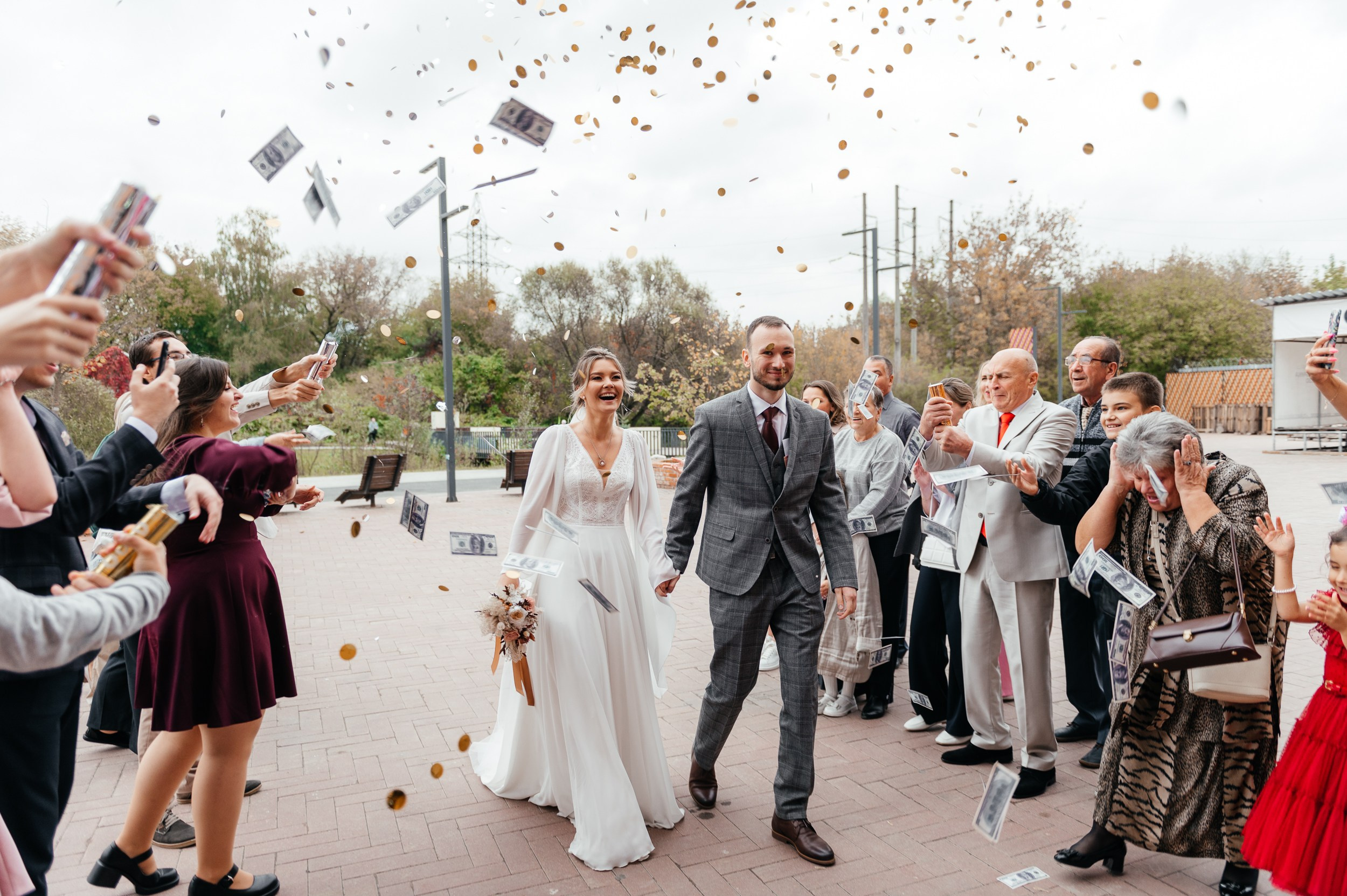 В молодых бросают лепестками роз у рестоорана.