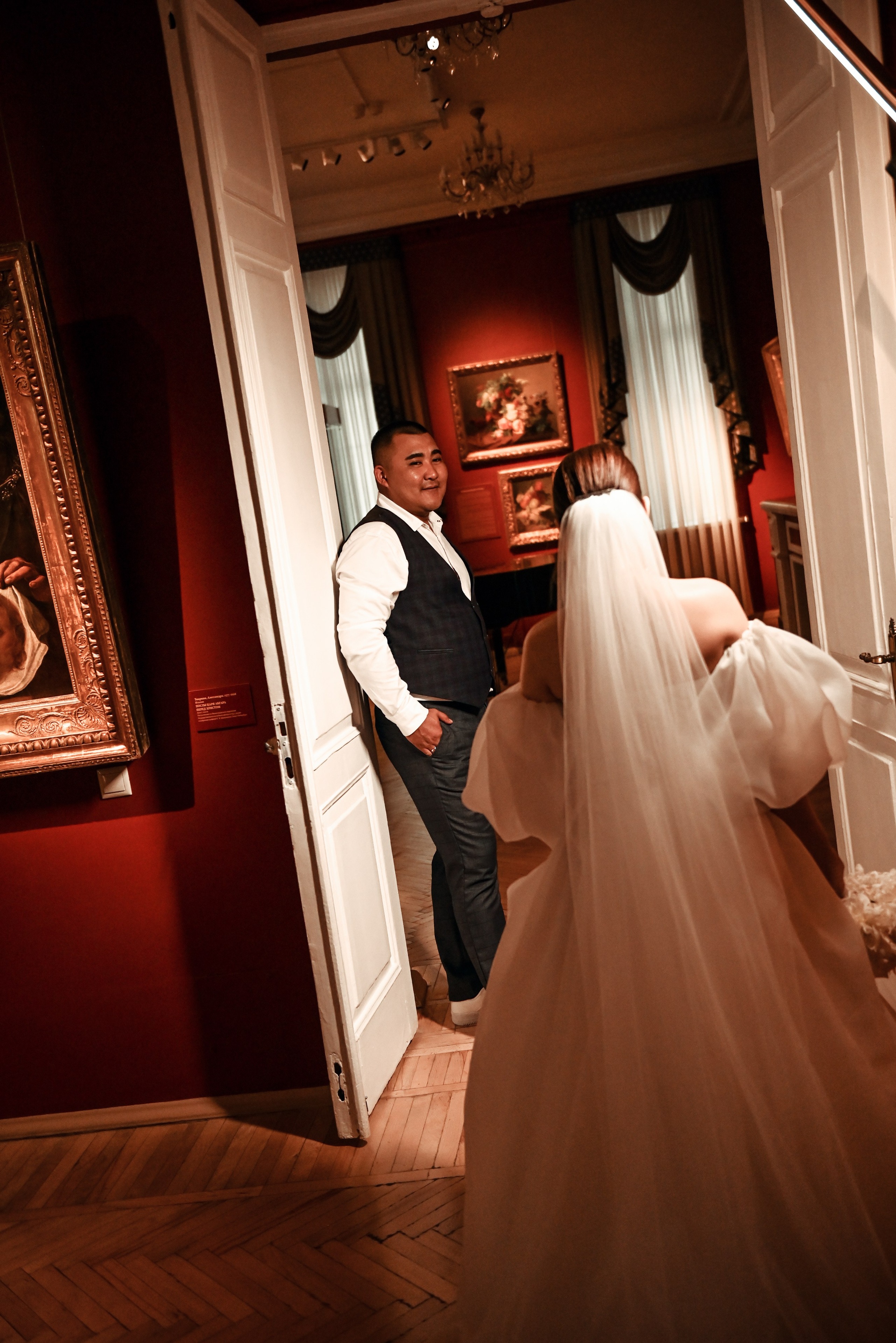 Небольшая свадебная серия в музее и прогулкой под дождем Эльмиры и Ризата. Свадебный, семейный, детский, контент фотограф в Омске Максим Ильин