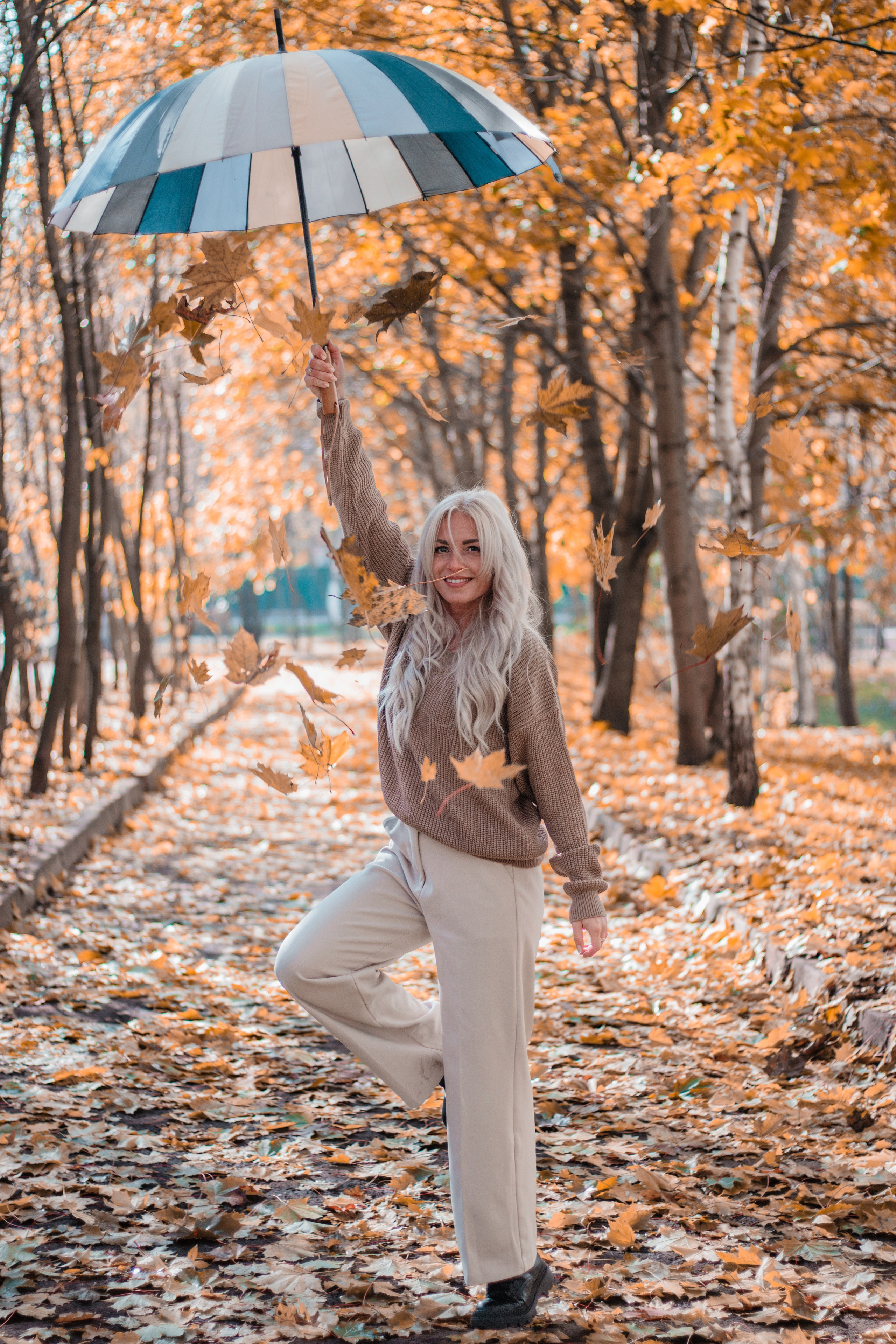 Осенняя фотография с зонтом