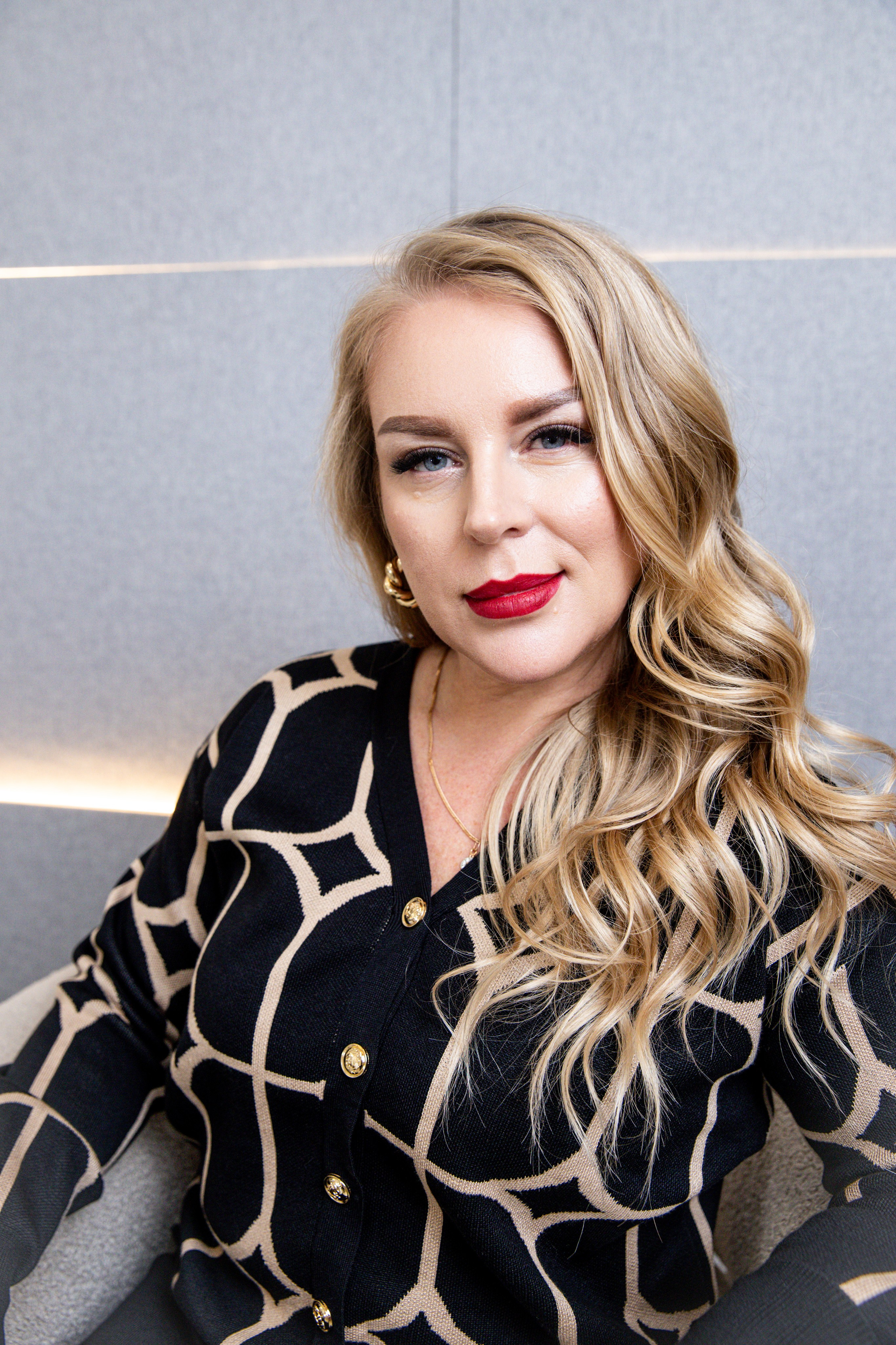 Деловая съемка для предпринимателя. Контент фотограф для экспертов в соцсетях Алена Собора Москва