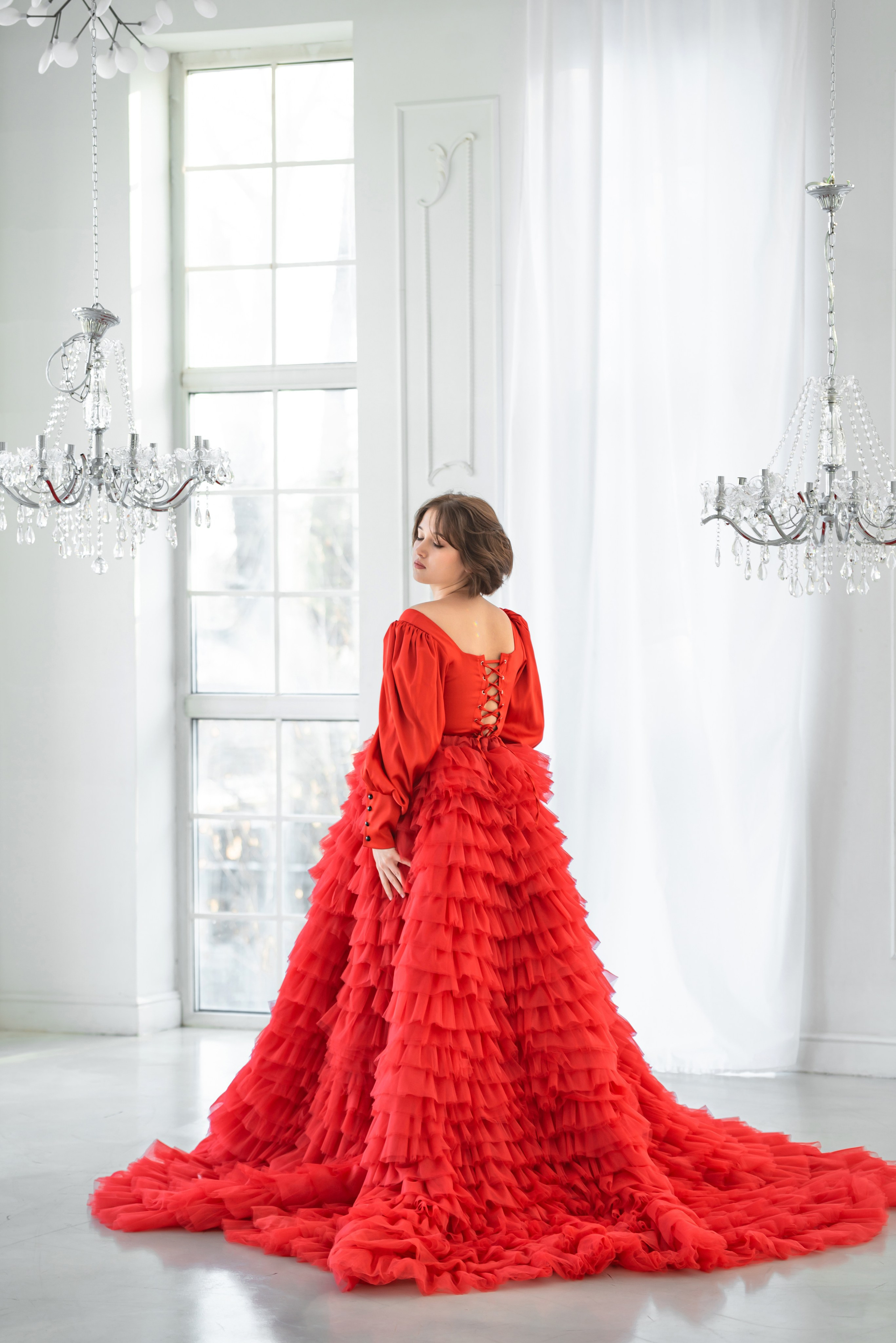 Фотосессия на Байкале красная фатиновая юбка каскадом