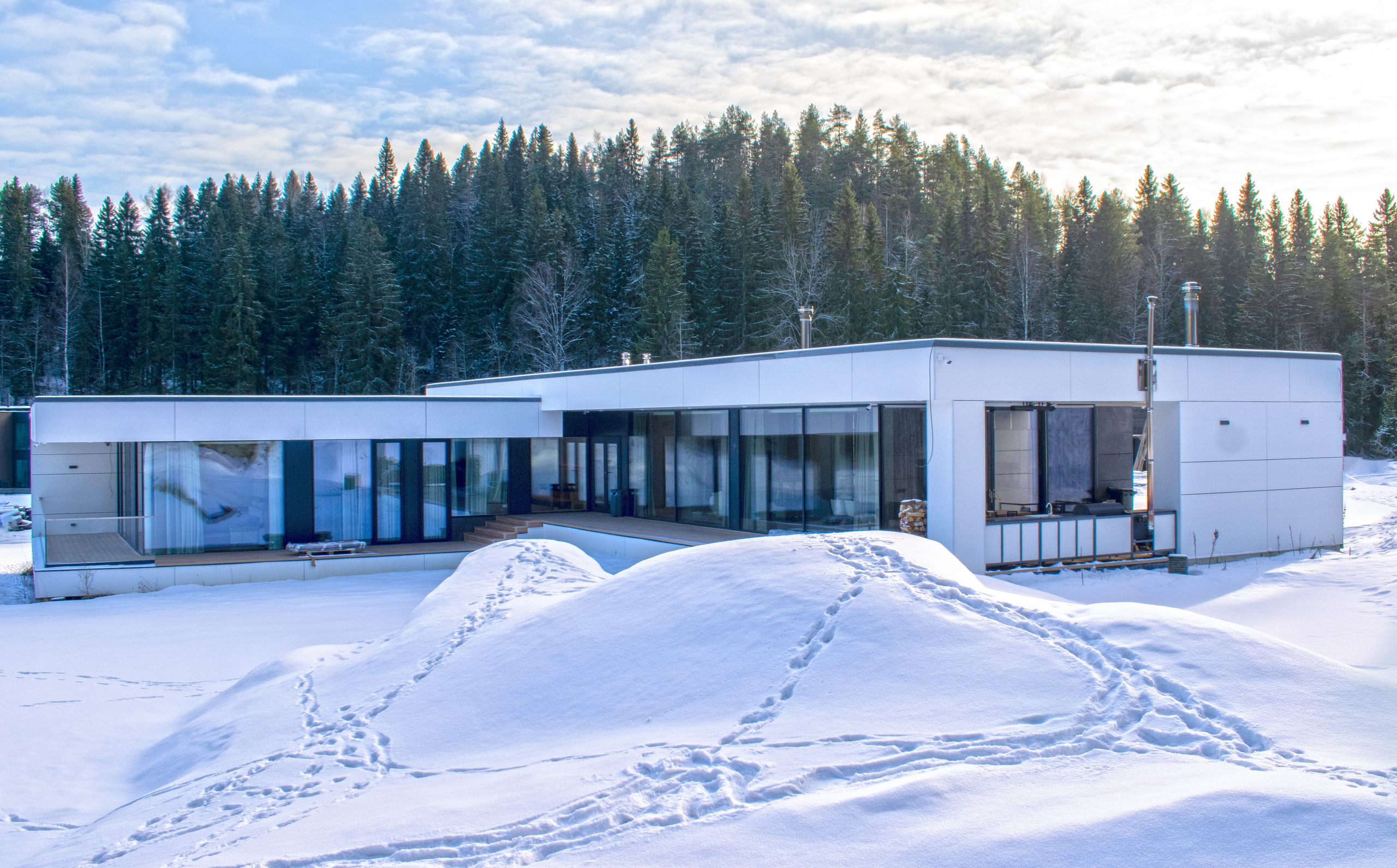 Зимний экстерьер гостевого дома в Карелии в Сортавала. Фотосъемка дома, окруженного лесом.