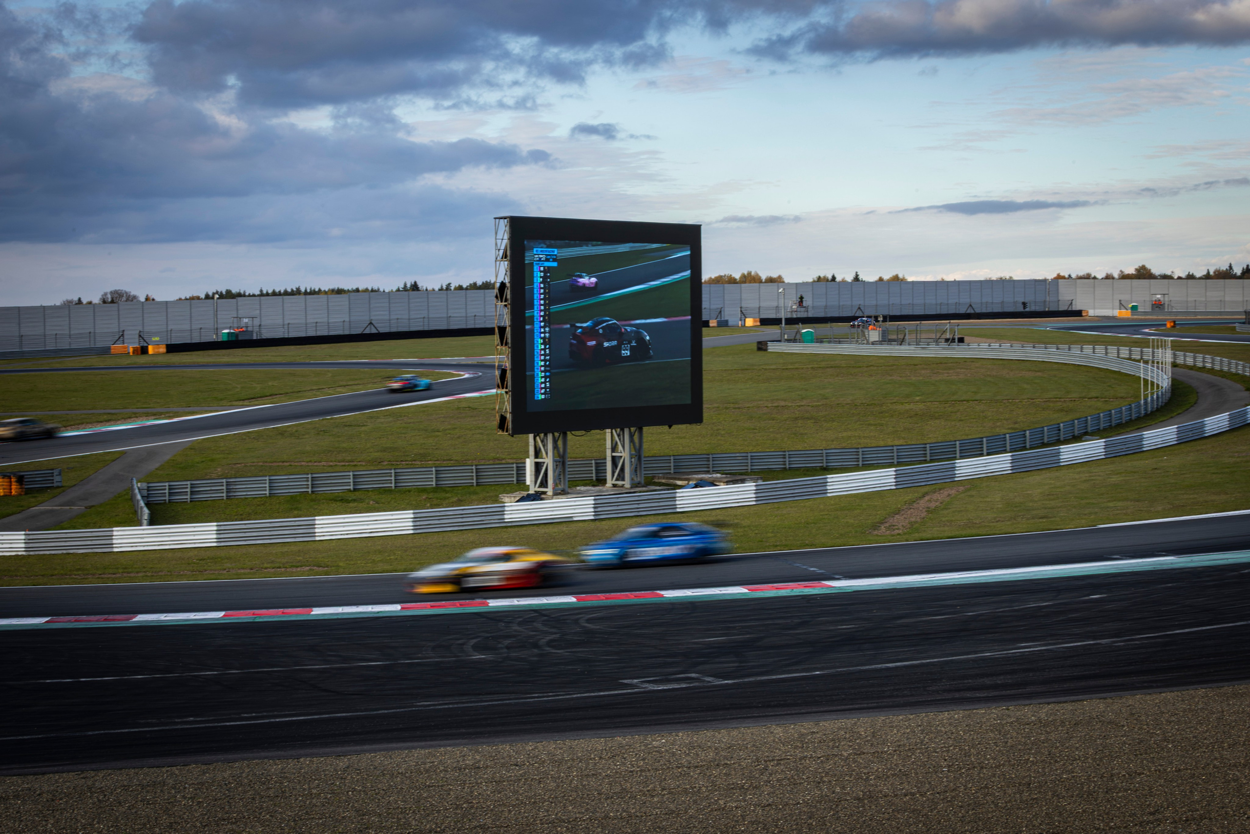 500 верст на Moscow Raceway. Фотограф Сергей Ловкий