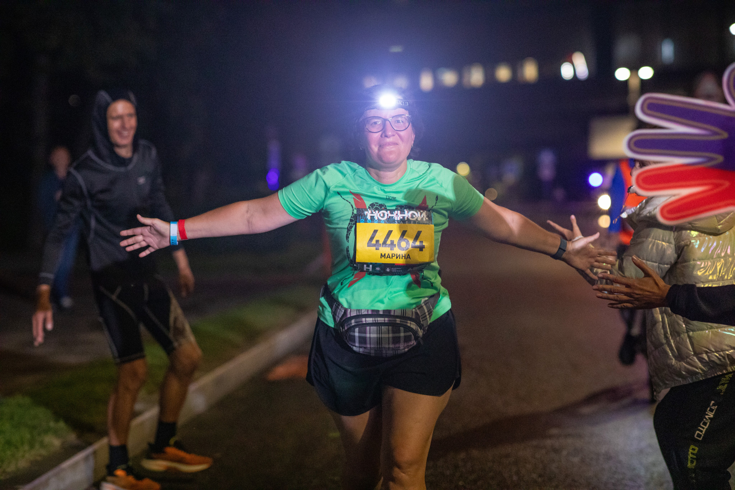 Ночной забег в ленте фотографий бегунов 03.08.24. Фотограф Сергей Ловкий