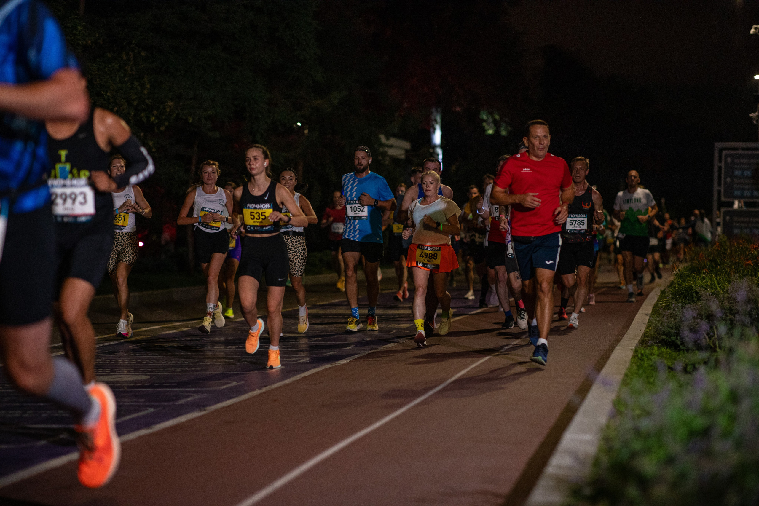 Ночной забег в ленте фотографий бегунов 03.08.24. Фотограф Сергей Ловкий