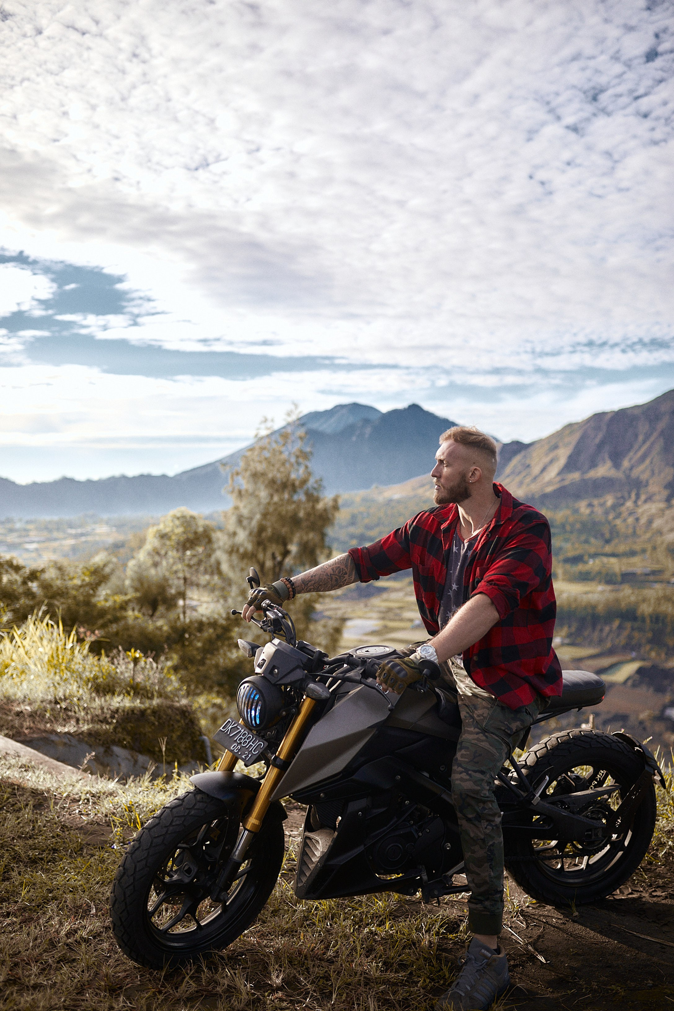 Мужская фотосессия на природе | Мощные снимки на фоне зелени и открытых пространств