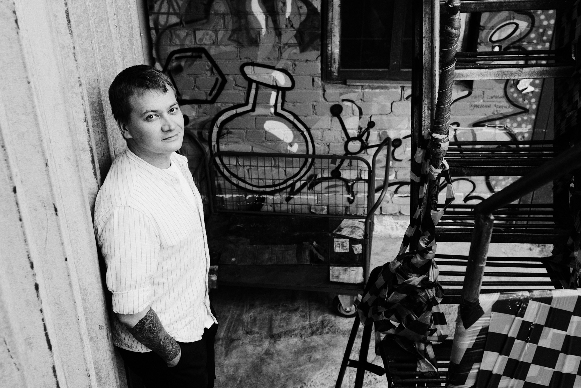 Уличная мужская летняя фотосессия в центре Тюмени. Портретный фотограф Тюмень Дарья Мустафина