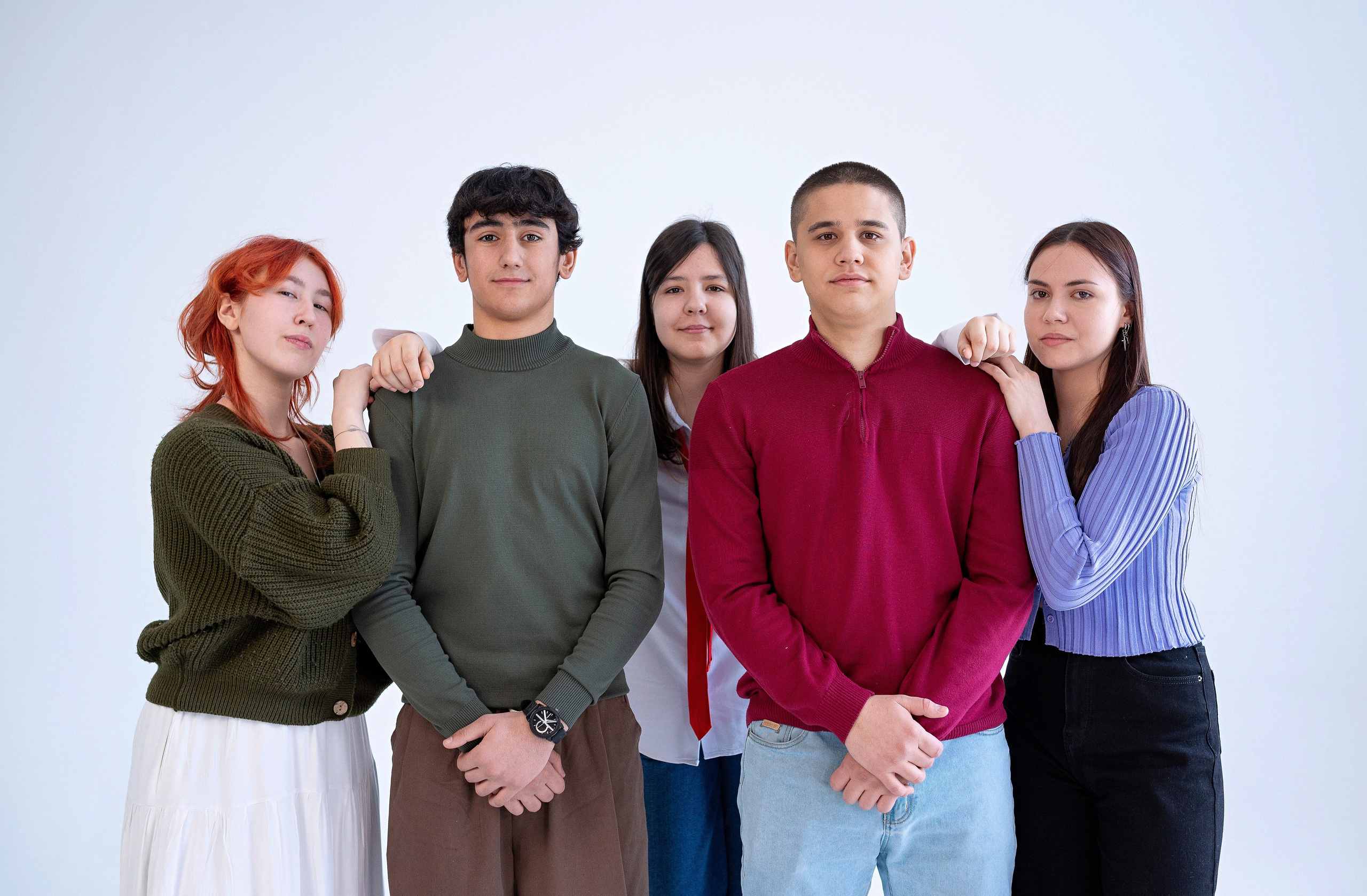 Выпускная фотосессия для выпускного класса в фотостудии на циклораме в Сургуте