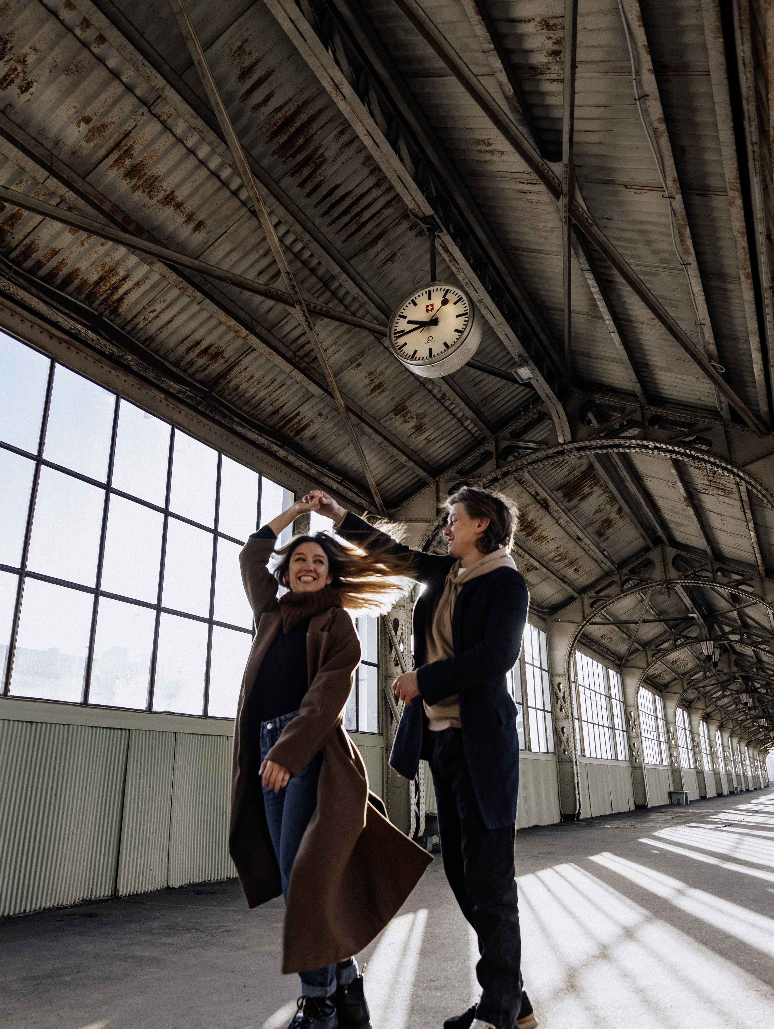 Пара смеётся вместе, наслаждаясь моментом