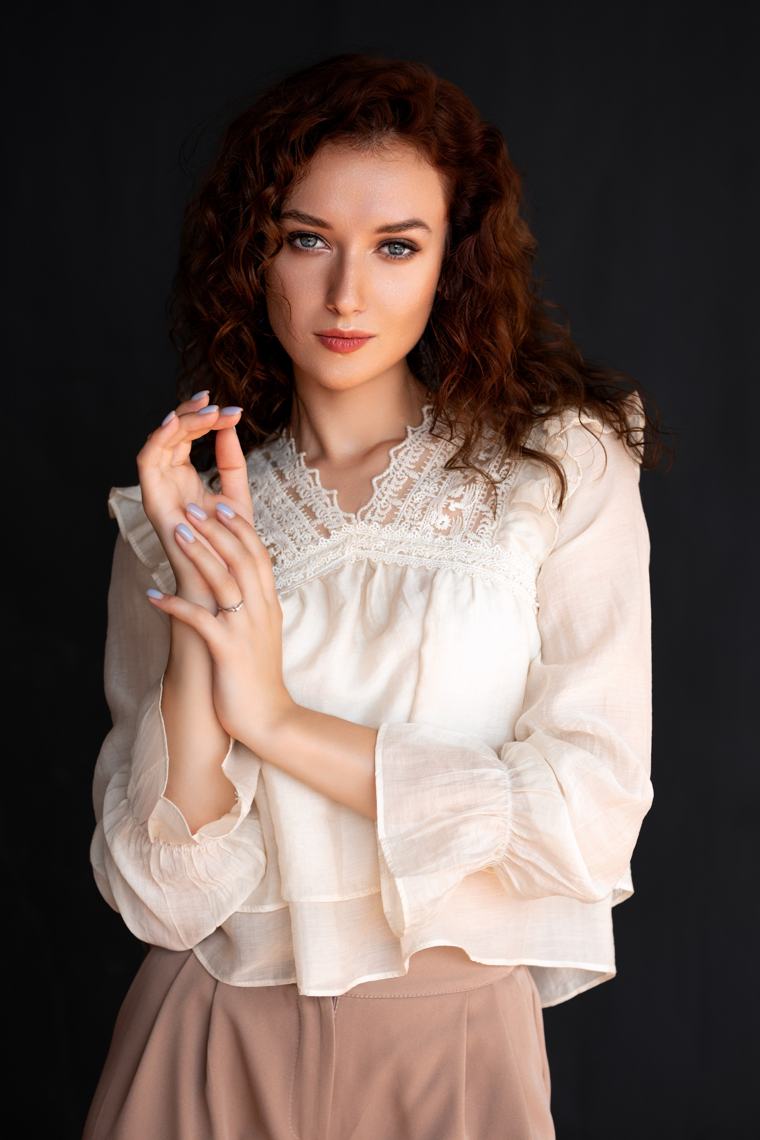 Фотосет с Анастасией в студии с минимальным интерьером в формате для «себя»