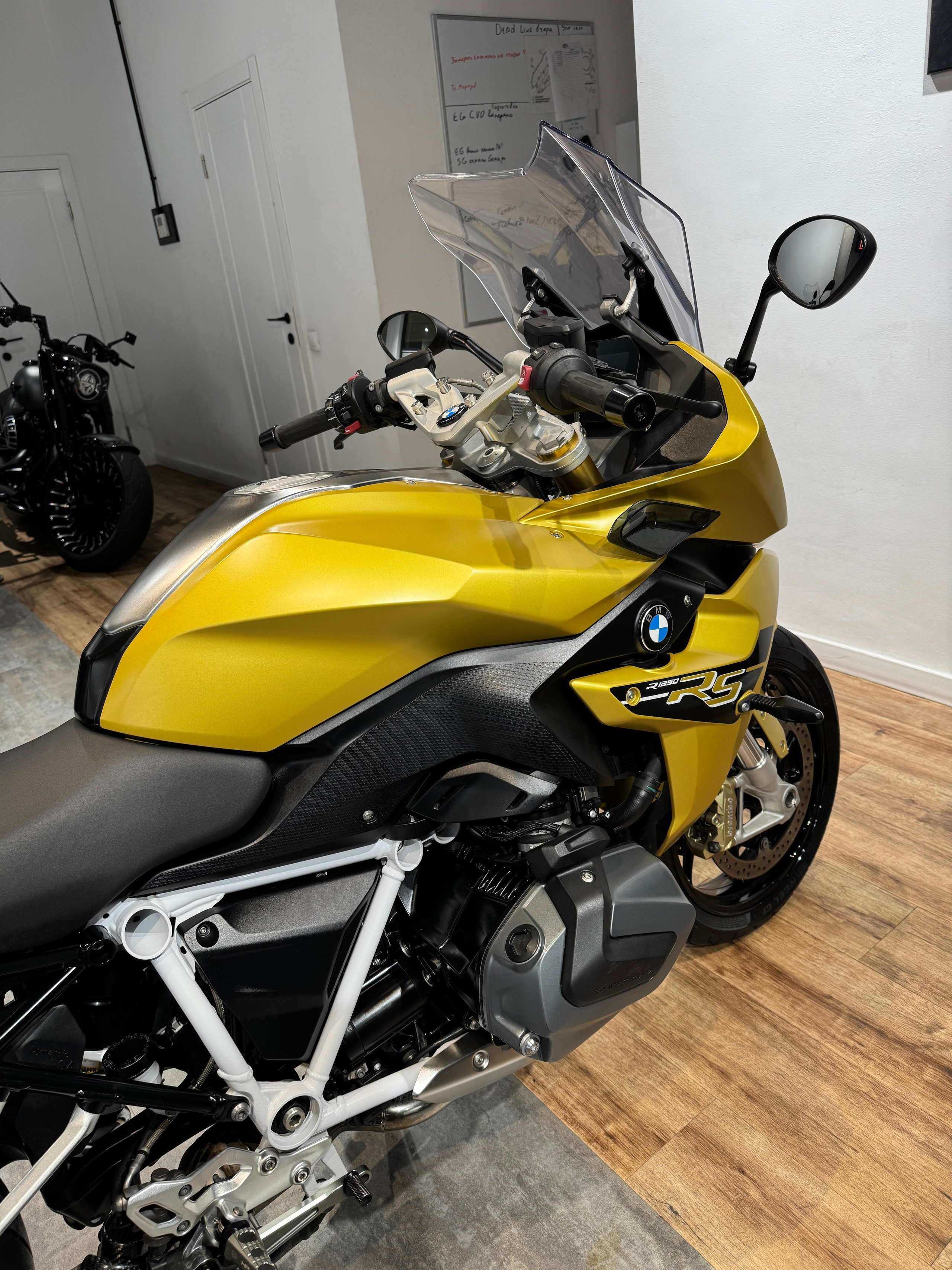 Мотоциклы 2019 R1250RS (Austin Yellow)  — купить мотоцикл. Hello Davidson, Москва. Только хорошие мотоциклы…