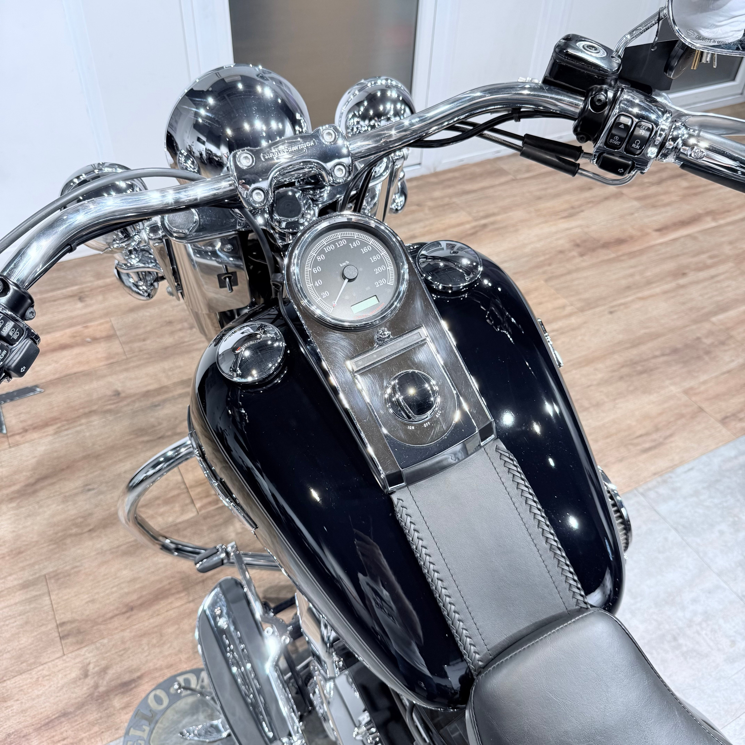 2011 Softail Deluхе АВS Vivd Black. Hello Davidson, Москва. Только хорошие мотоциклы…