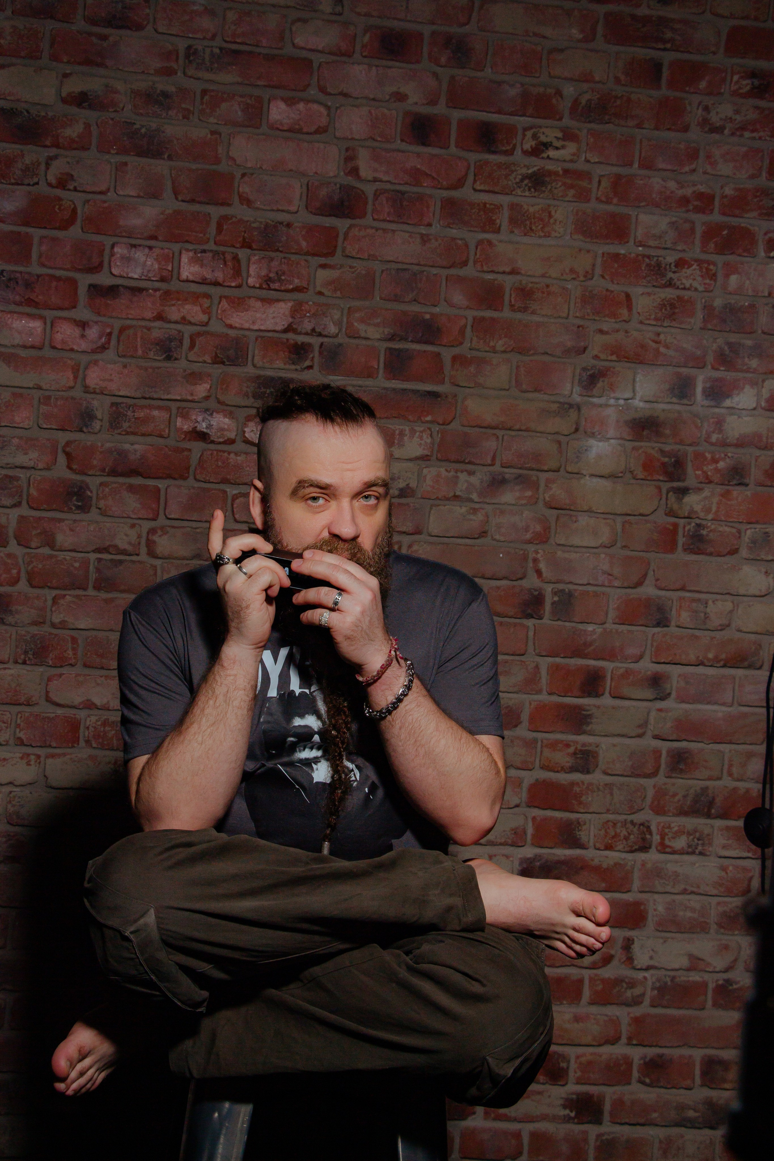 Борис Плотников. Губная гармоника. Мужской портрет, фотосессия для музыканта. Фотограф в Екатеринбурге Пойгина Елена