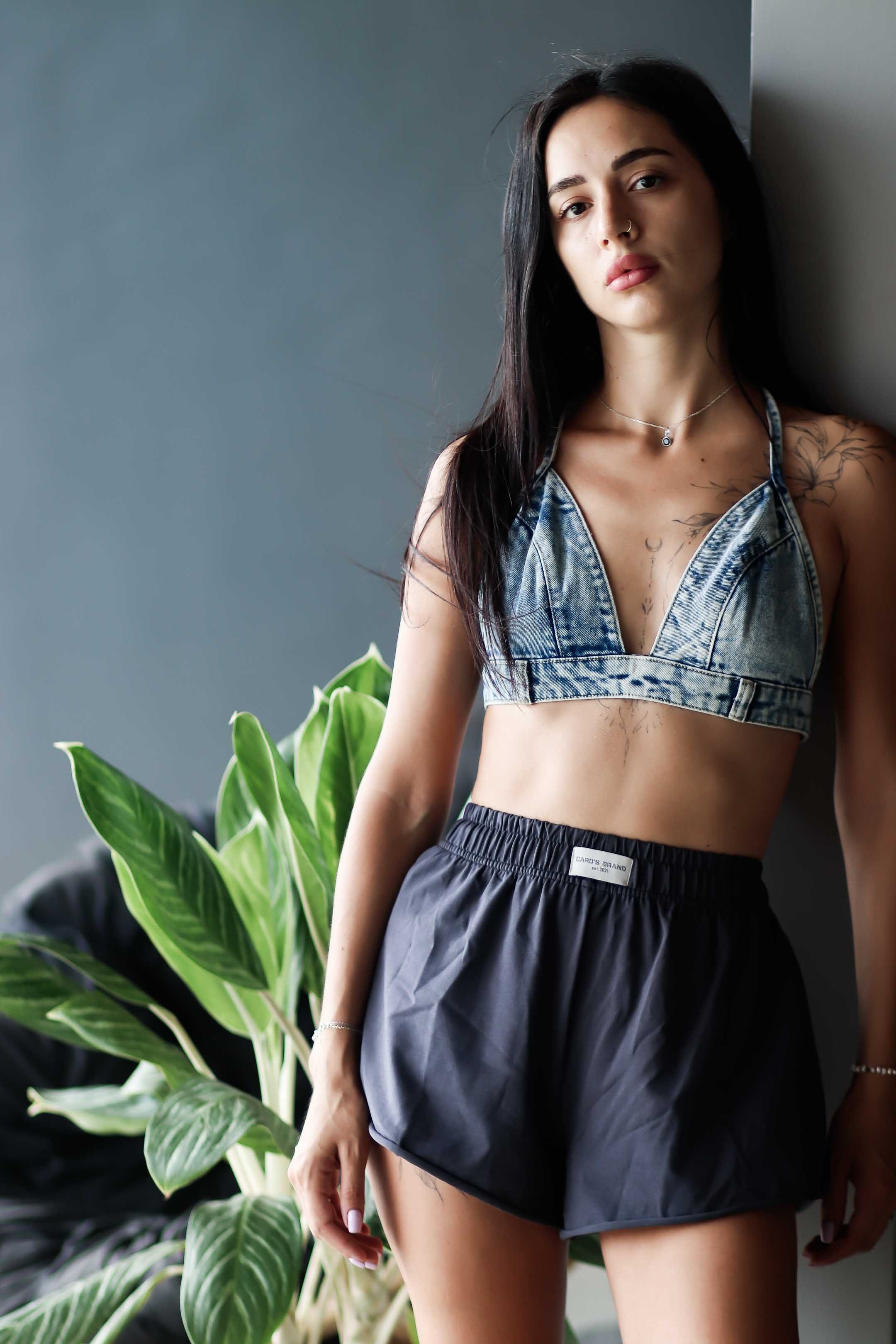 Коллекция купальников бикини. Фотограф на Шри-Ланке