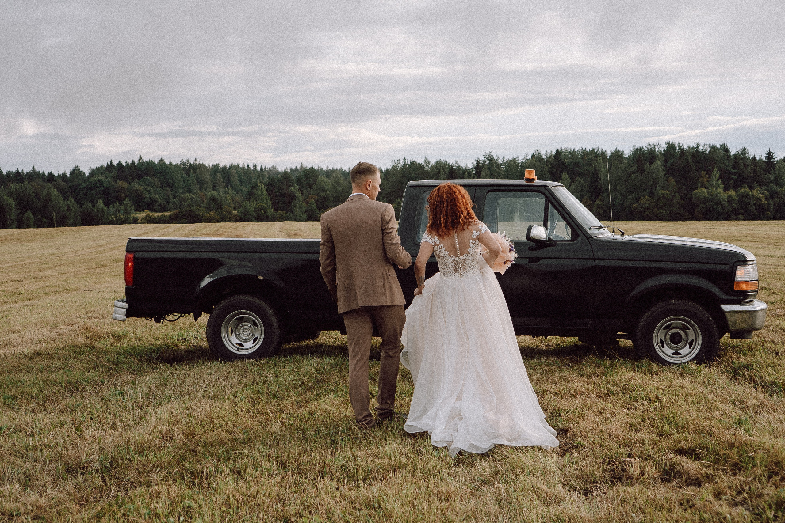 СВАДЕБНАЯ ФОТОСЕССИИЯ ПАРЫ В ГОРОДЕ ПРИОЗЕРСК В СОСНОВОМ ЛЕСУ И С ПИКАПОМ. Профессиональный фотограф, Санкт-Петербург — Виктория Богомолова