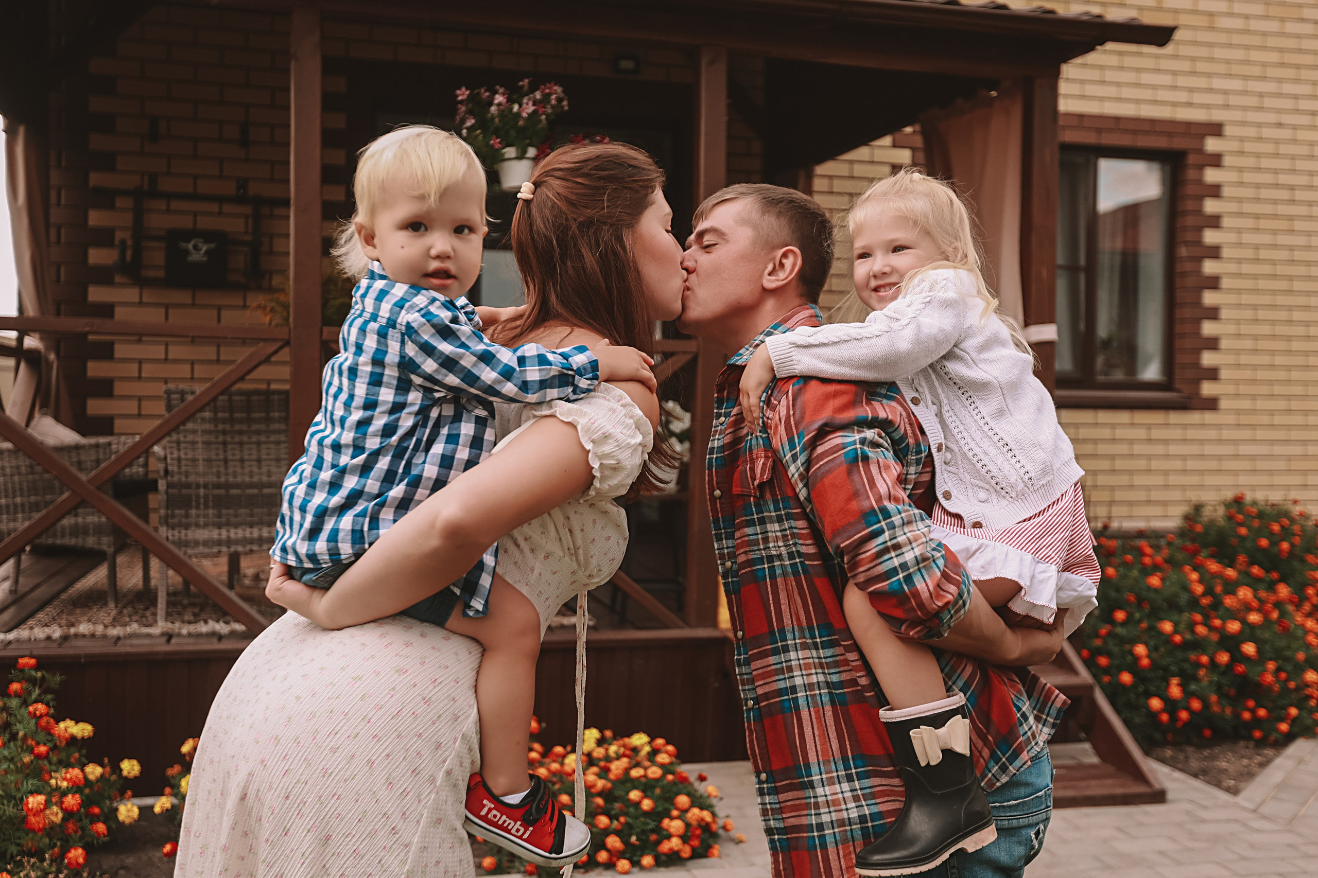У дома. Семейный фотограф Тюмень, фотограф на роды Салмина Мария