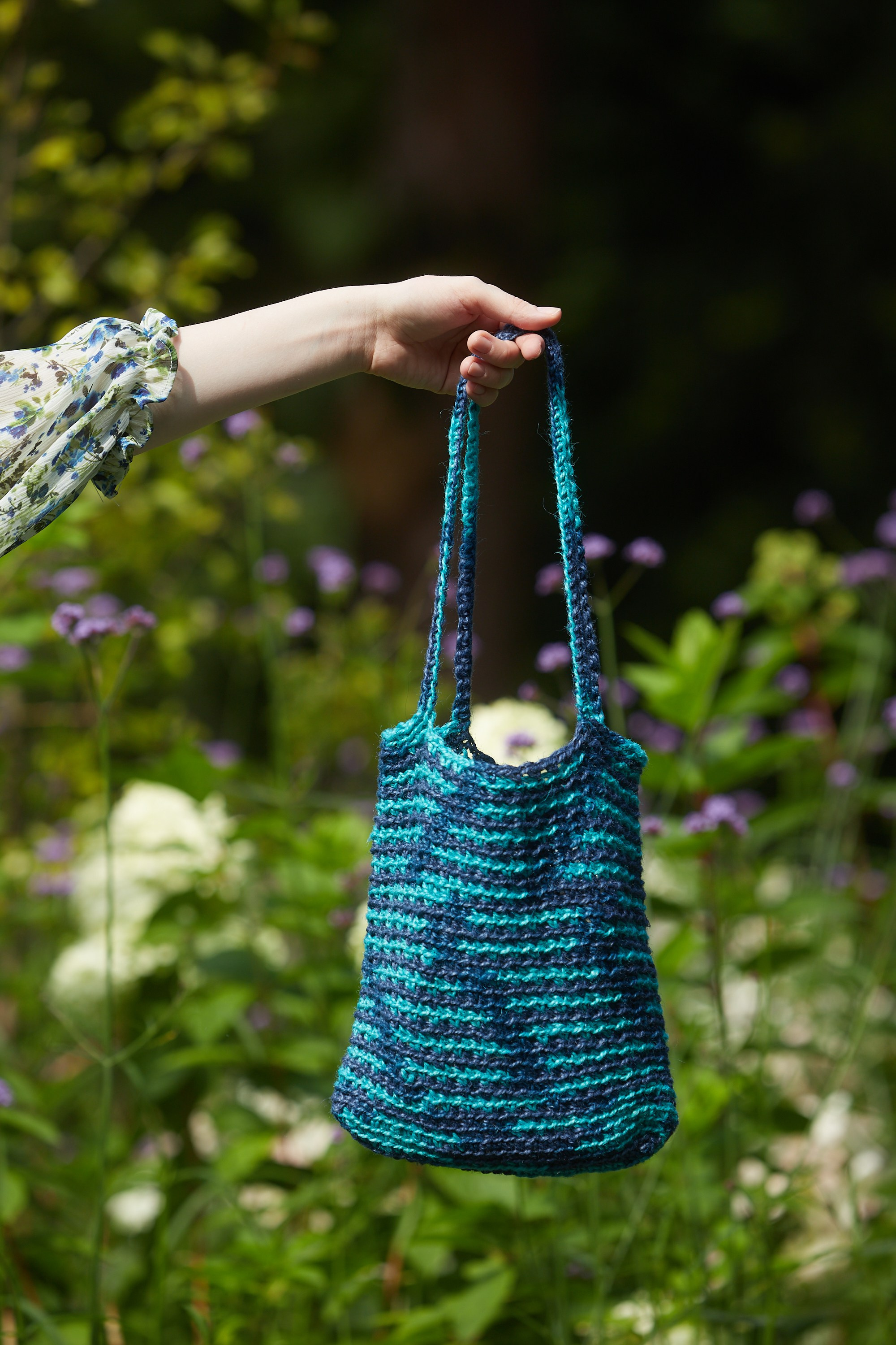 Крупный план зелёной сумки ручной работы.