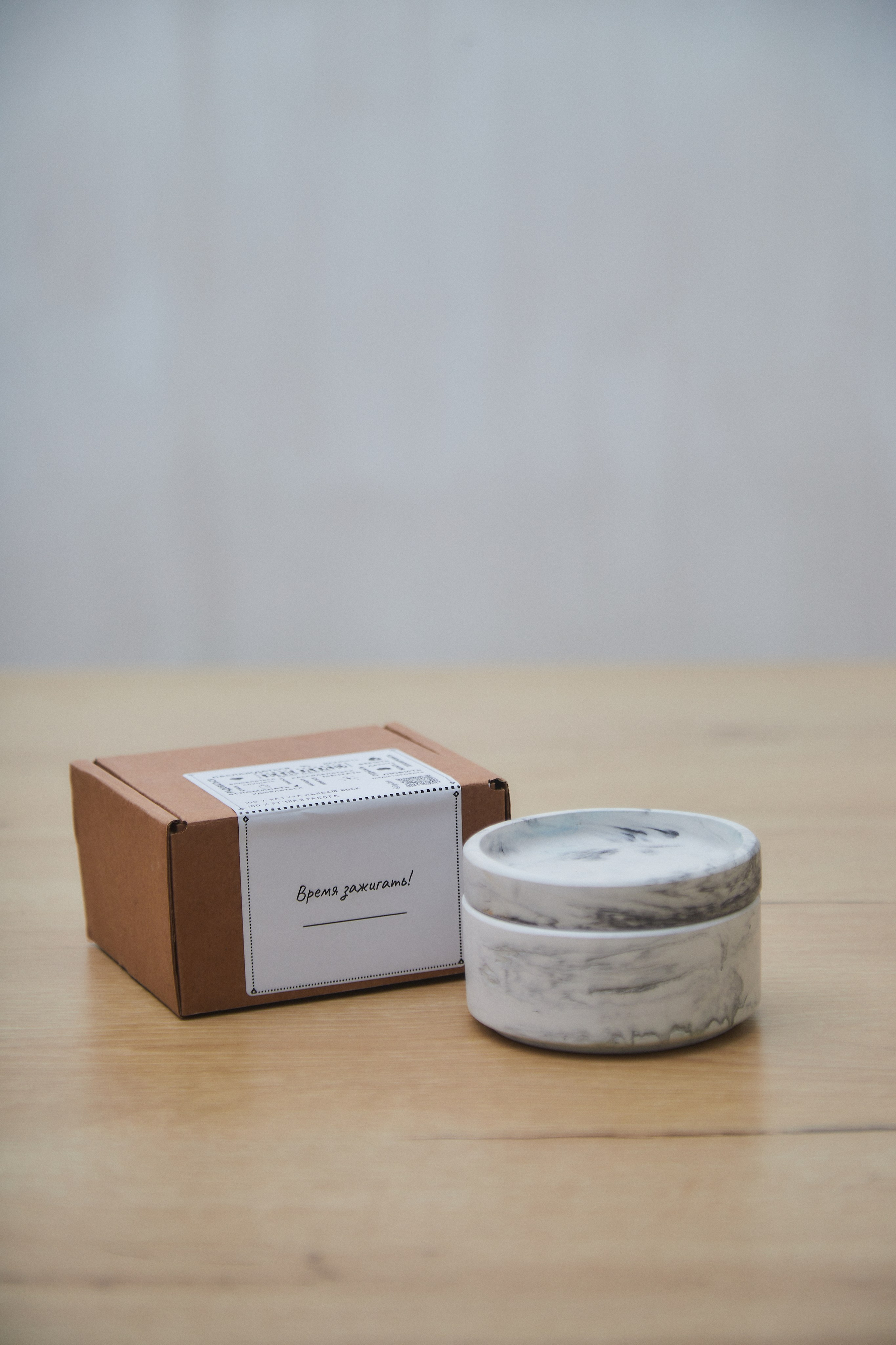 Каталожное фото свечи «ОГО-ОГОНЬ» с коробкой для маркетплейса Ozon.