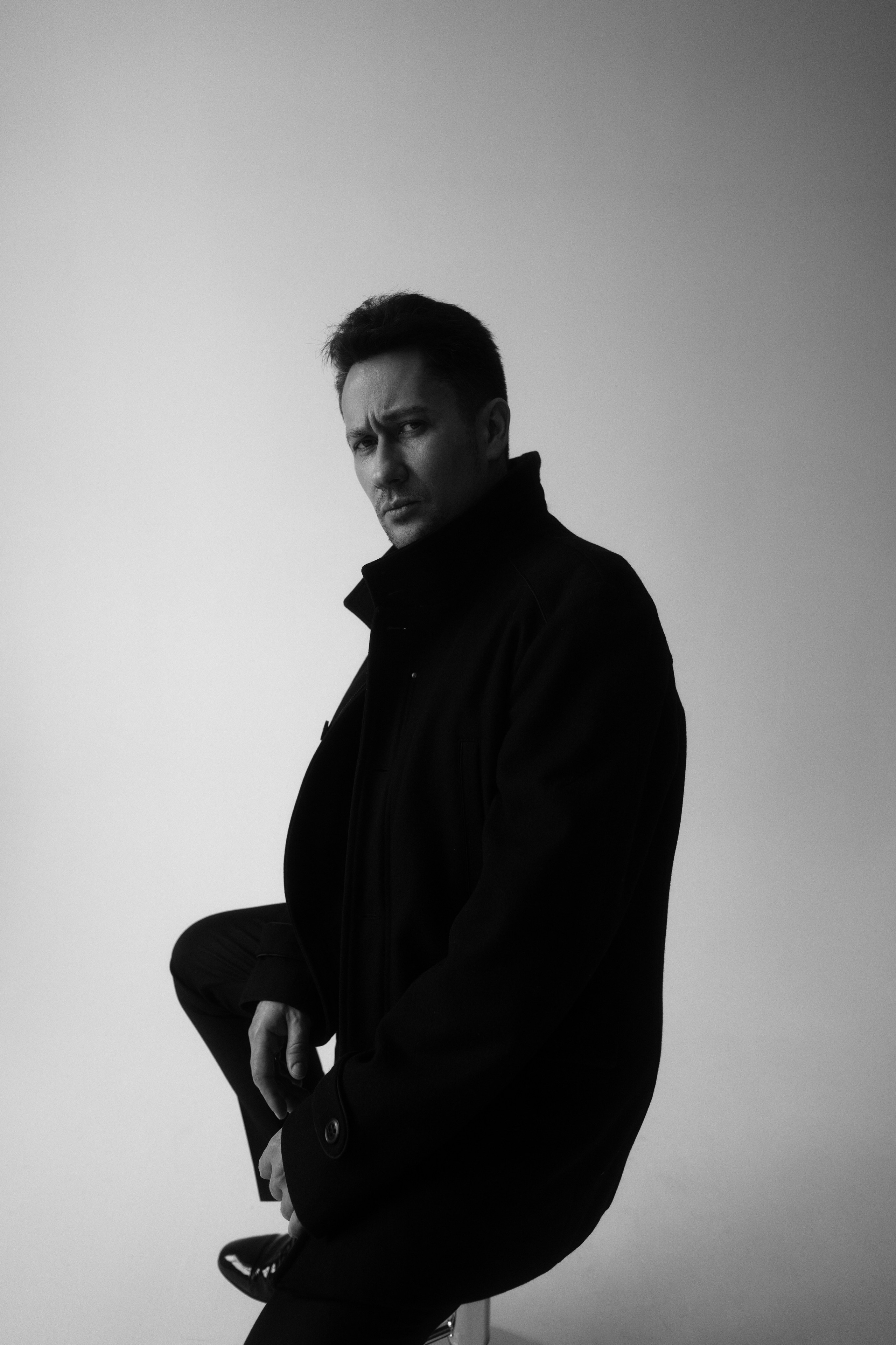 Мужская чб фотосессия с Николаем в студии Делайт