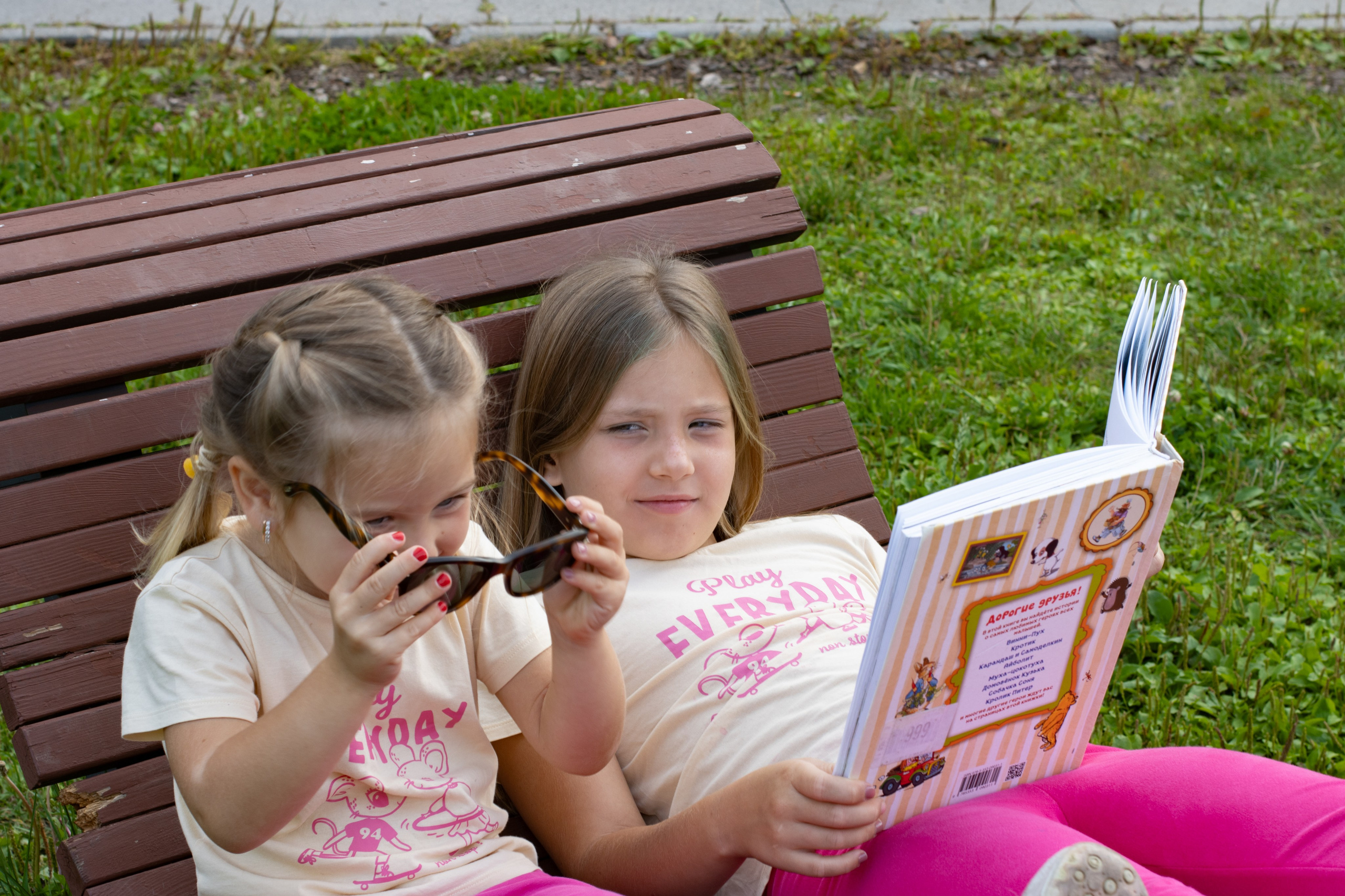 Две сестрички в парке. Главная