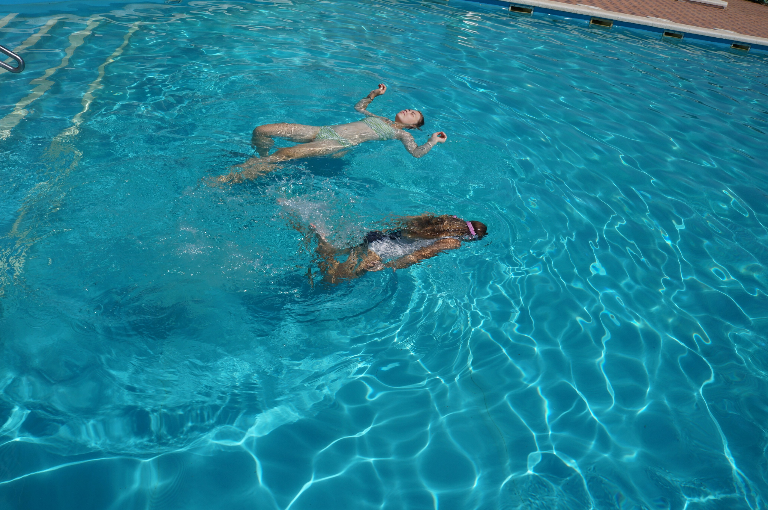 купаться в бассейне