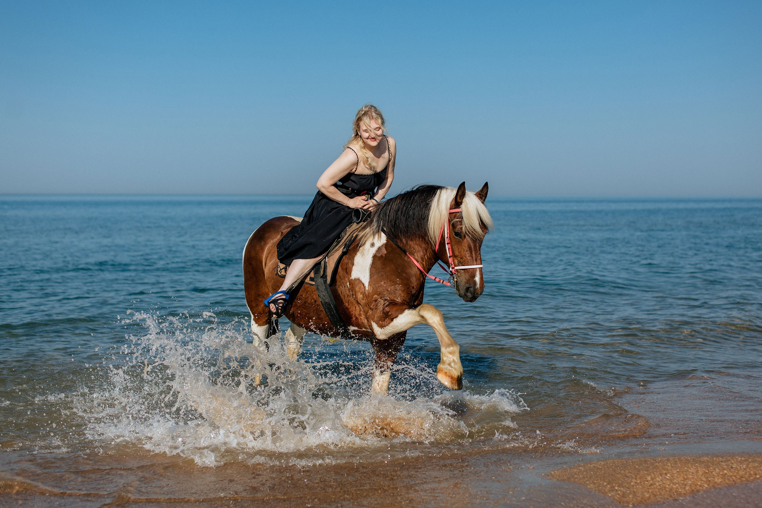 Романтичная фотосессия на лошадях в дюнах Джемете