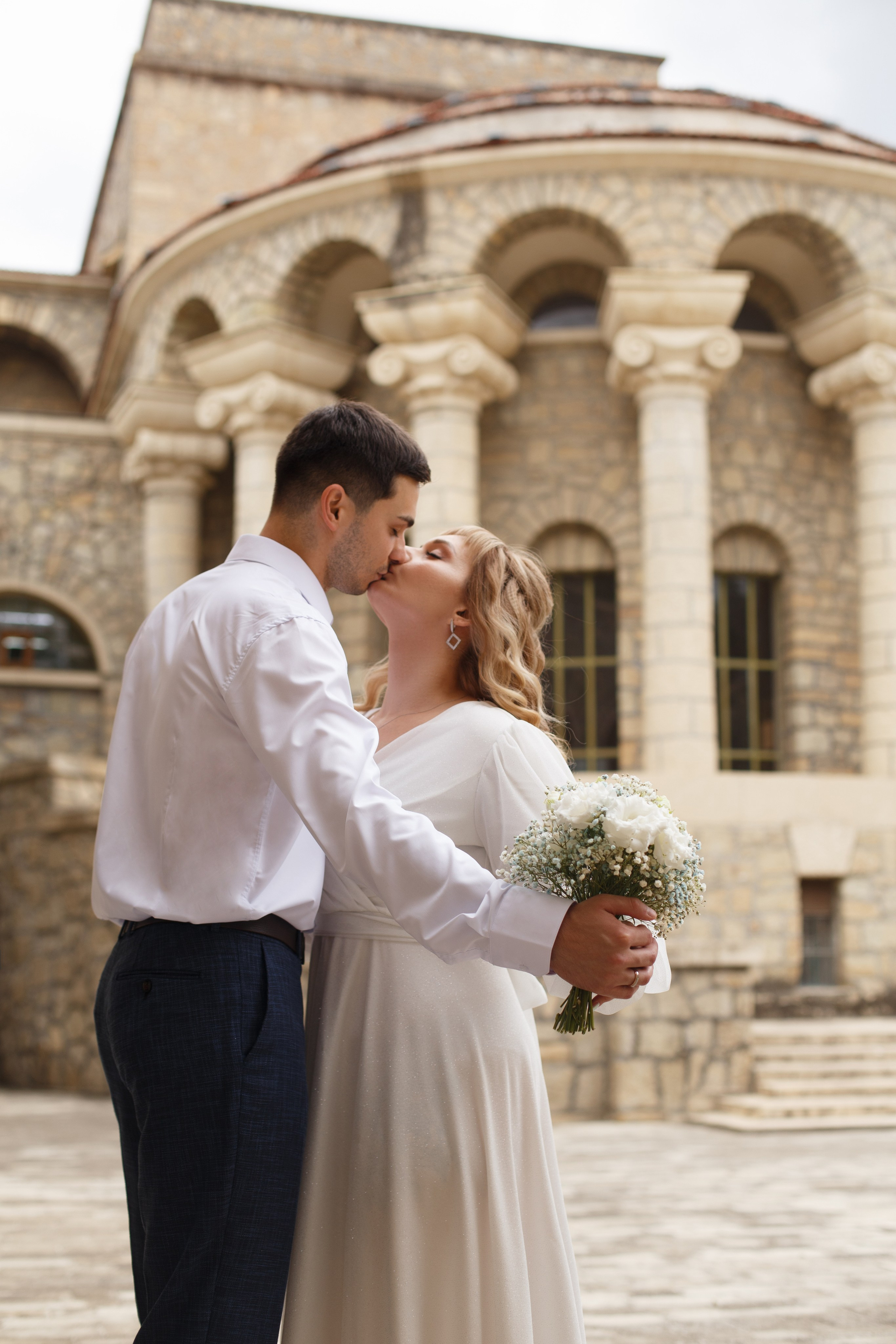 Свадебная фото прогулка пары в центре Ессентуков. Фотограф Ставрополь Пятигорск Елизавета Дарина