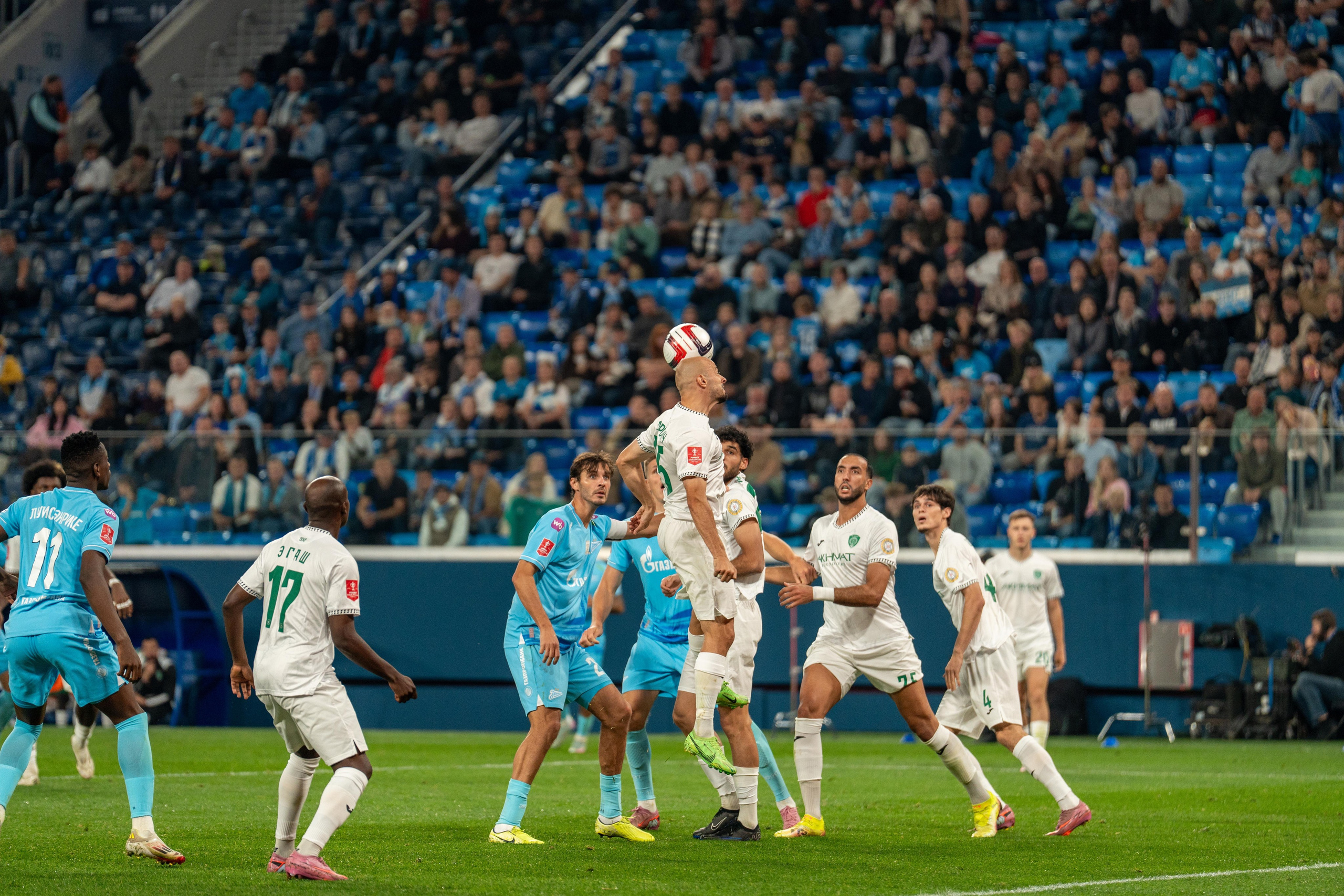 Прыжок футболиста «Зенит» над защитой «Ахмата» на Газпром Арене