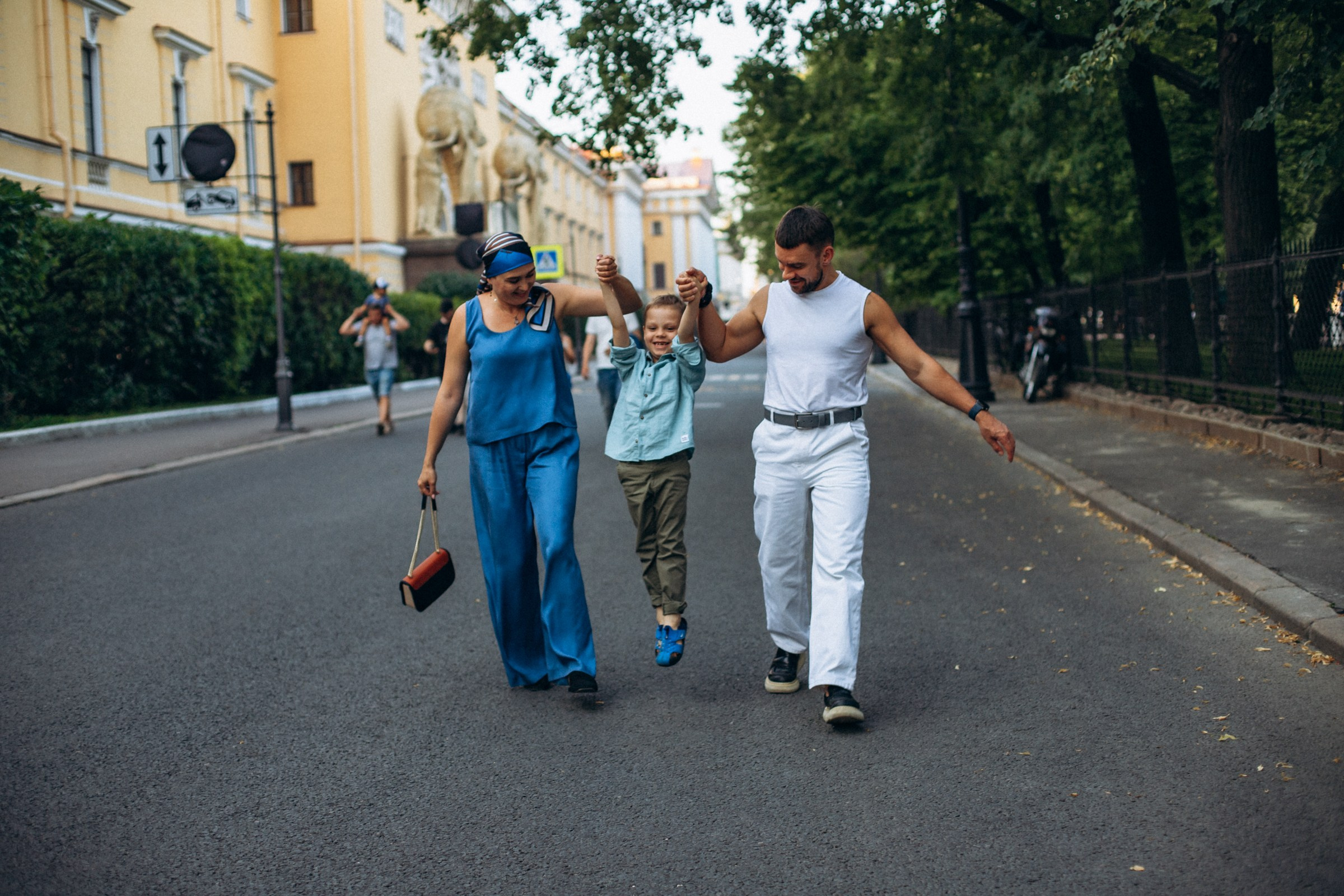 Наталья с семьей в июле. Фотопрогулка в Петербурге. Индивидуальный и семейный фотограф в Санкт-Петербурге