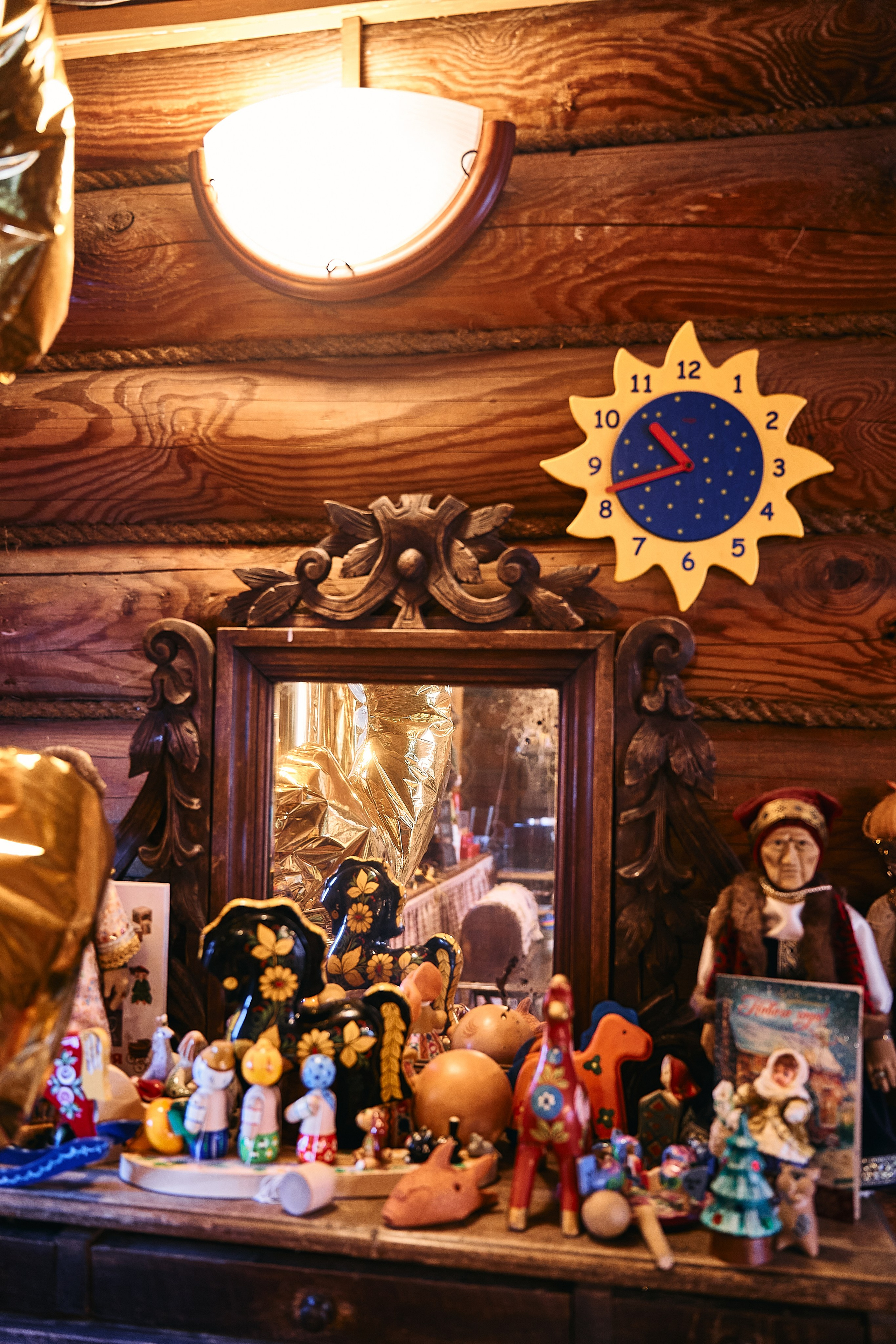 Здесь можно не только рассмотреть аутентичные предметы быта, костюмы и куклы, но и подержать их в руках, узнать, как ими пользовались наши предки.