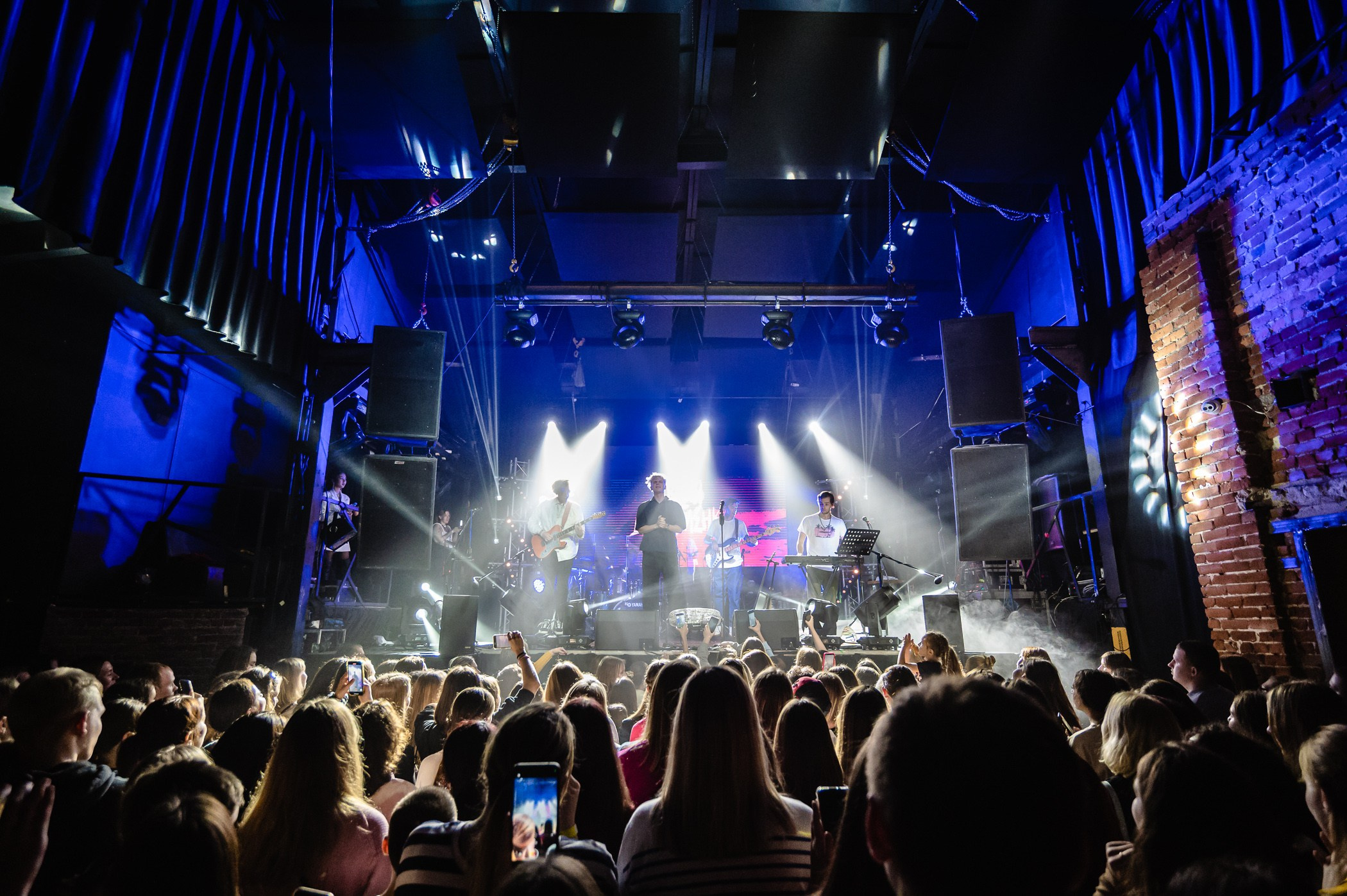 Ваня Дмитриенко Екатеринбург Концерт Фабрика. Репортажный и концертный фотограф Алексей Патентный в Екатеринбурге