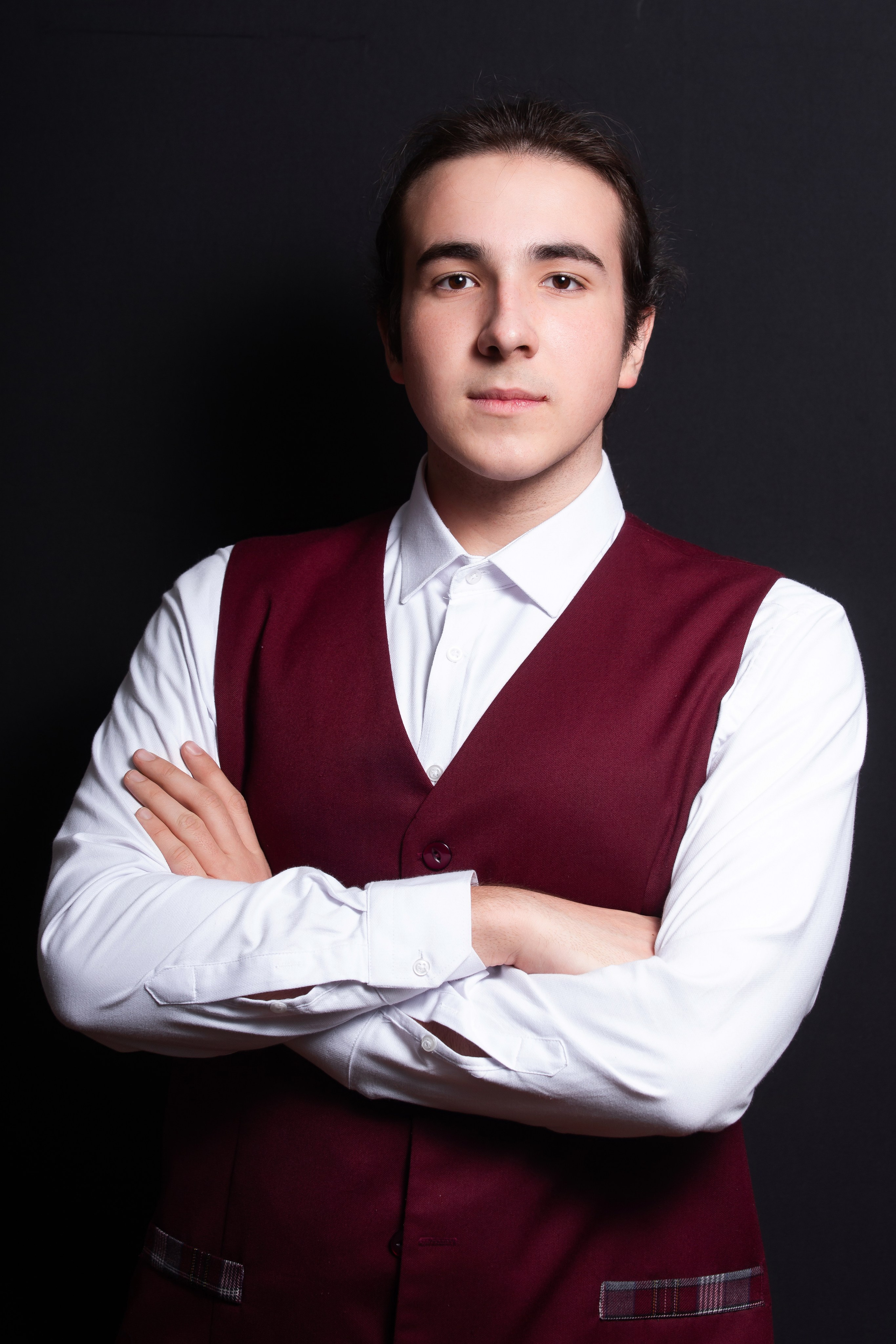 Портретная фотосессия для учеников 9 класса на чёрном фоне | Школьный фотограф Николай Богатырёв | Твой альбом / Твои правила. ТВОЙ АЛЬБОМ / ТВОИ ПРАВИЛА