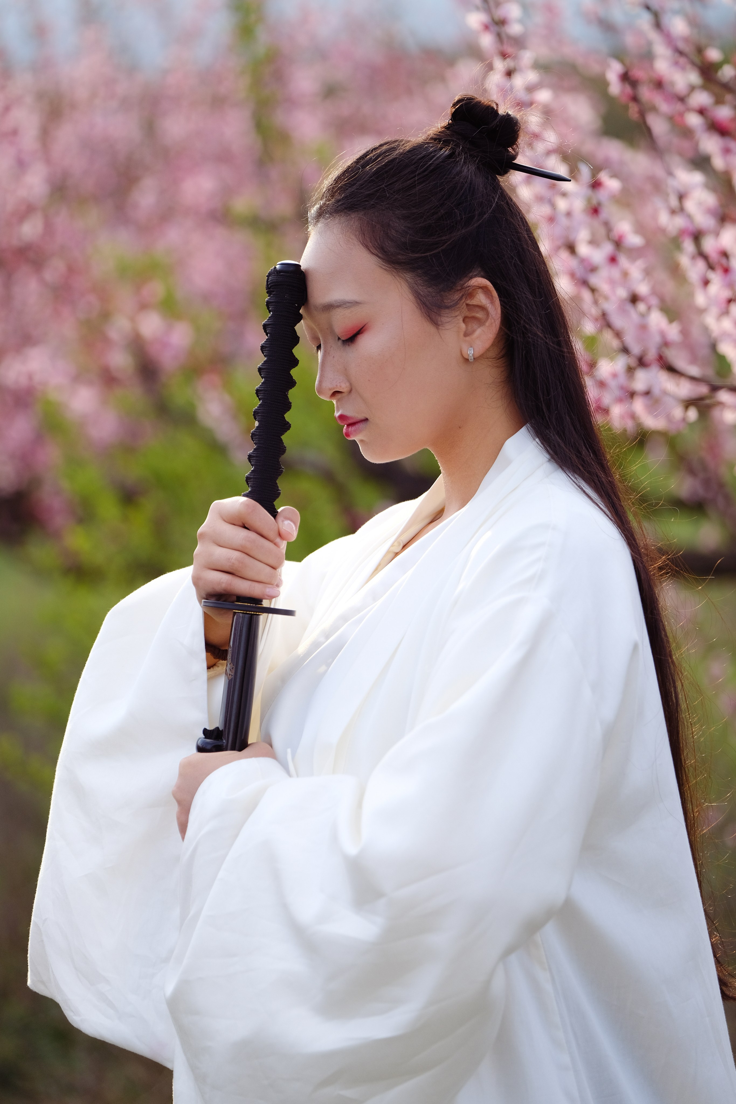 Фото в цветущих персиковых садах. Профессиональная фотосъемка в Крыму. Натуральные эмоции и живые кадры. Забронируйте дату прямо сейчас!