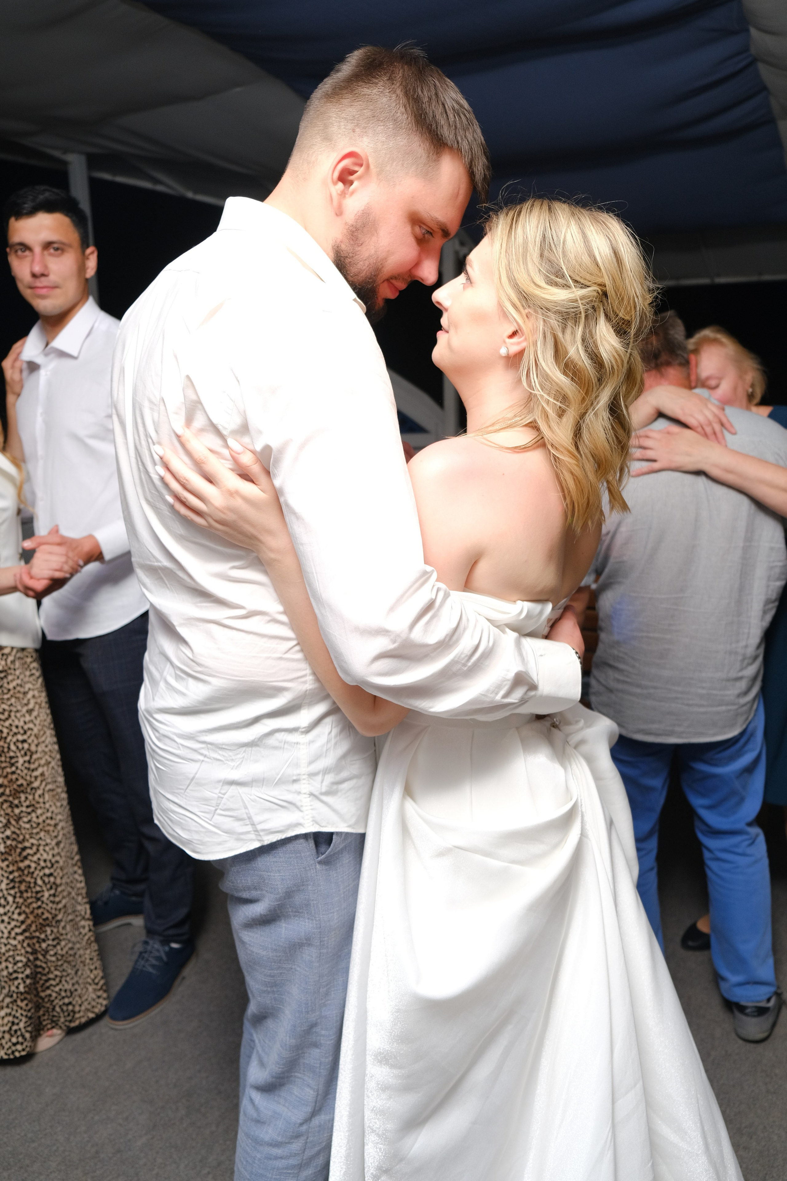 Свадебная фотосессия в Старая ялтинская дорога, фотолент. Профессиональная фотосъемка в Крыму. Натуральные эмоции и живые кадры. Забронируйте дату прямо сейчас!