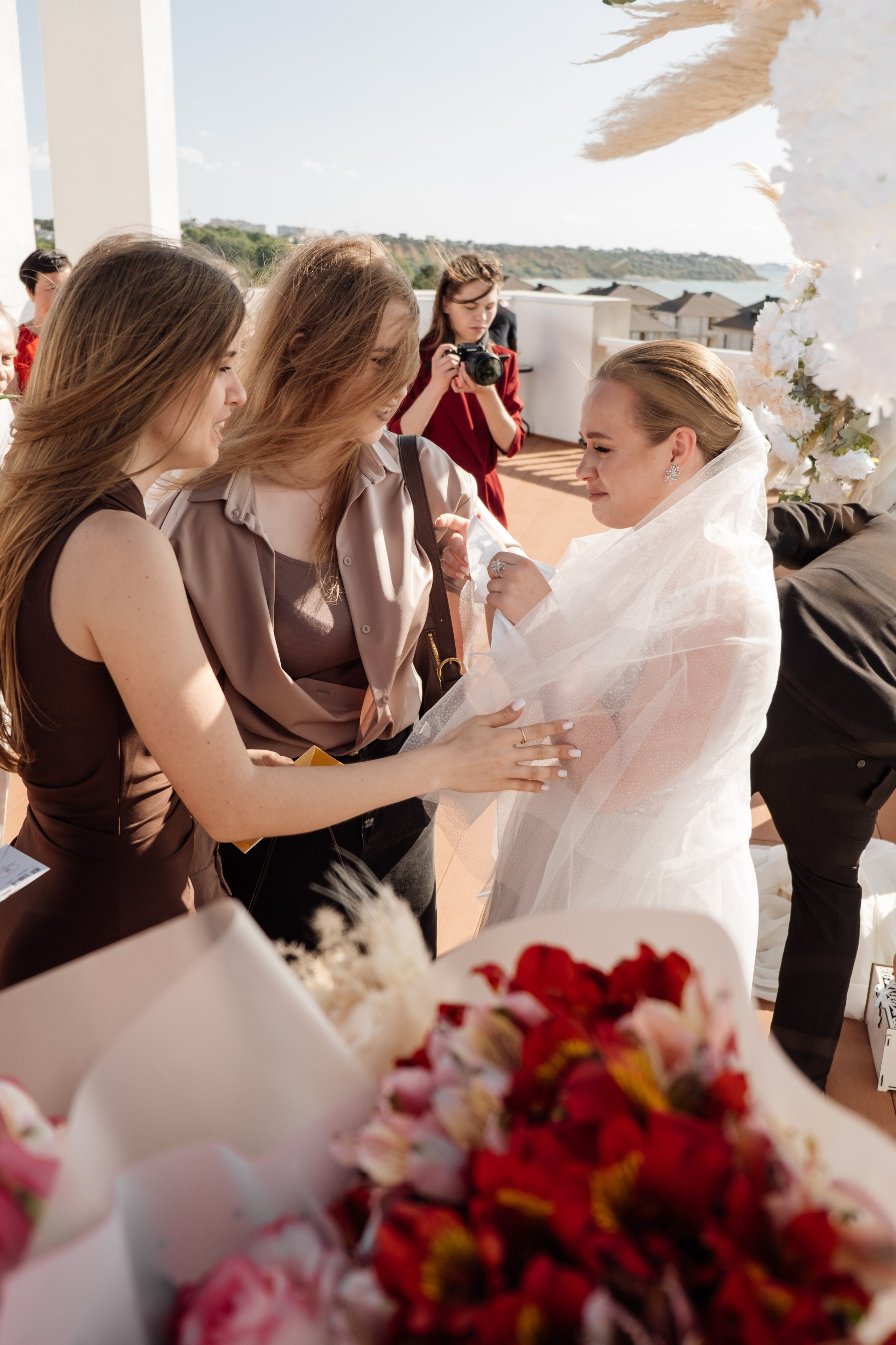 Свадебный ретопртаж. Профессиональная фотосъемка в Крыму. Натуральные эмоции и живые кадры. Забронируйте дату прямо сейчас!