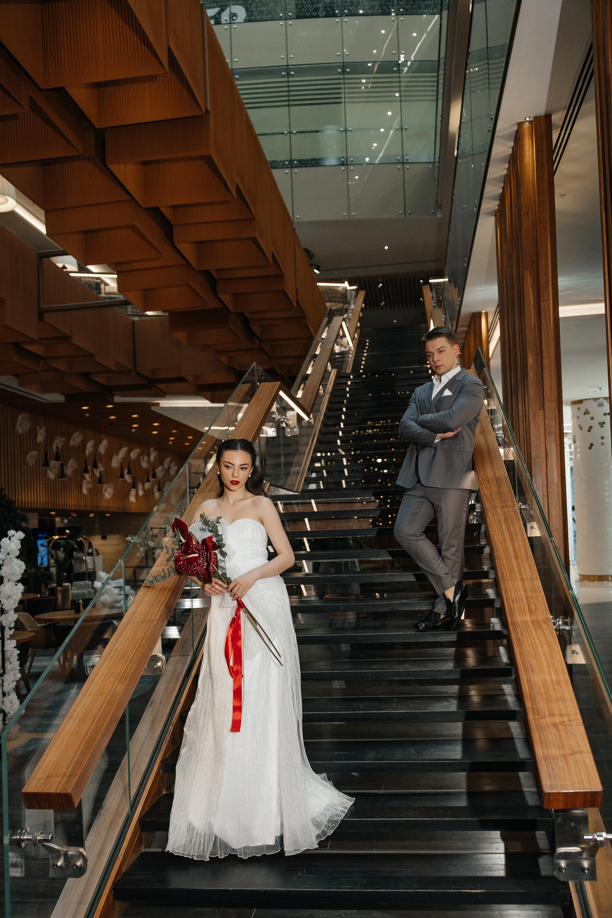 Свадебная фотосессия на лестнице отеля Рэдиссон Блу Олимпийский в Москве