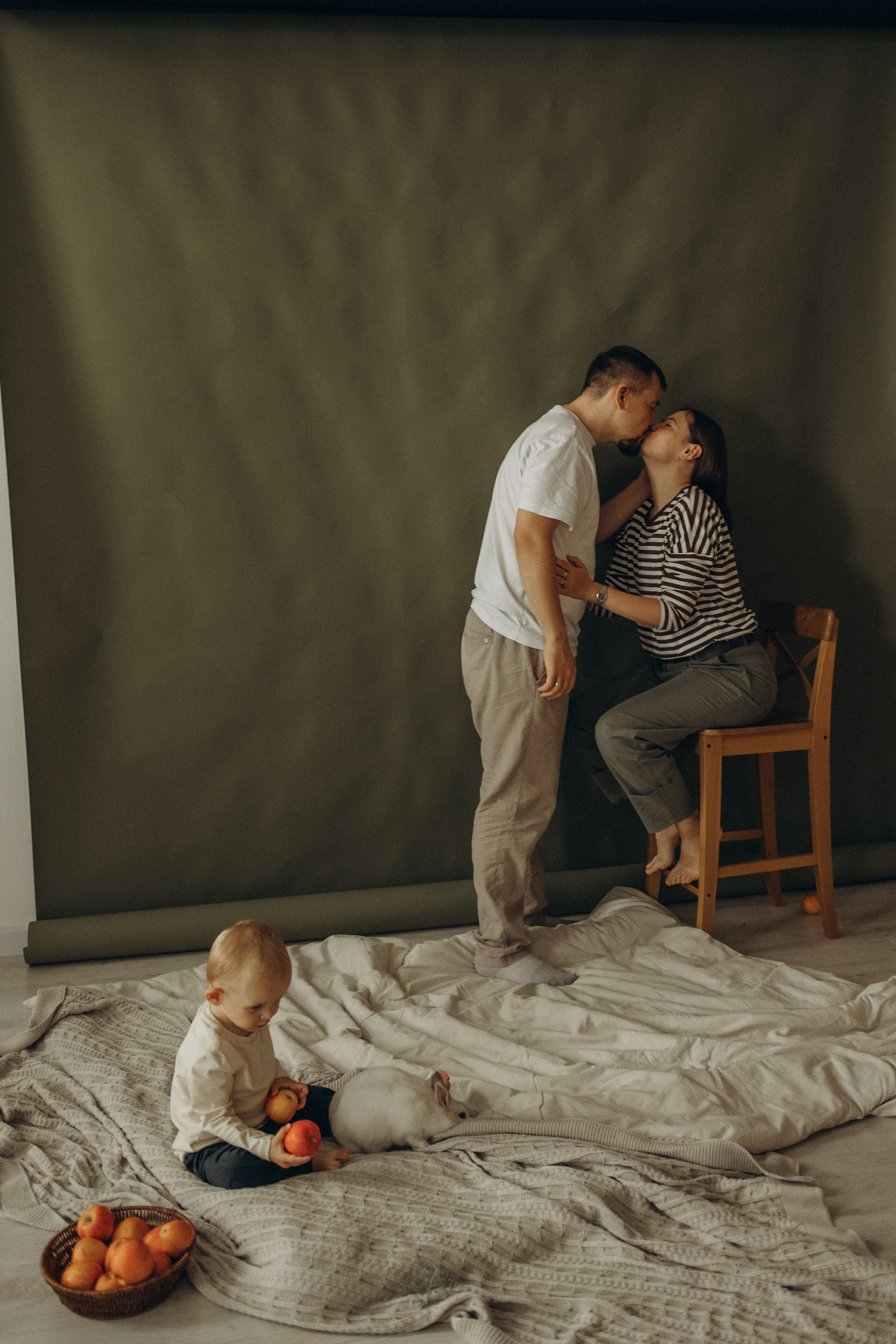 Ярослав и яблоки. Гаврилова Настя семейный фотограф lifestyle в Москве