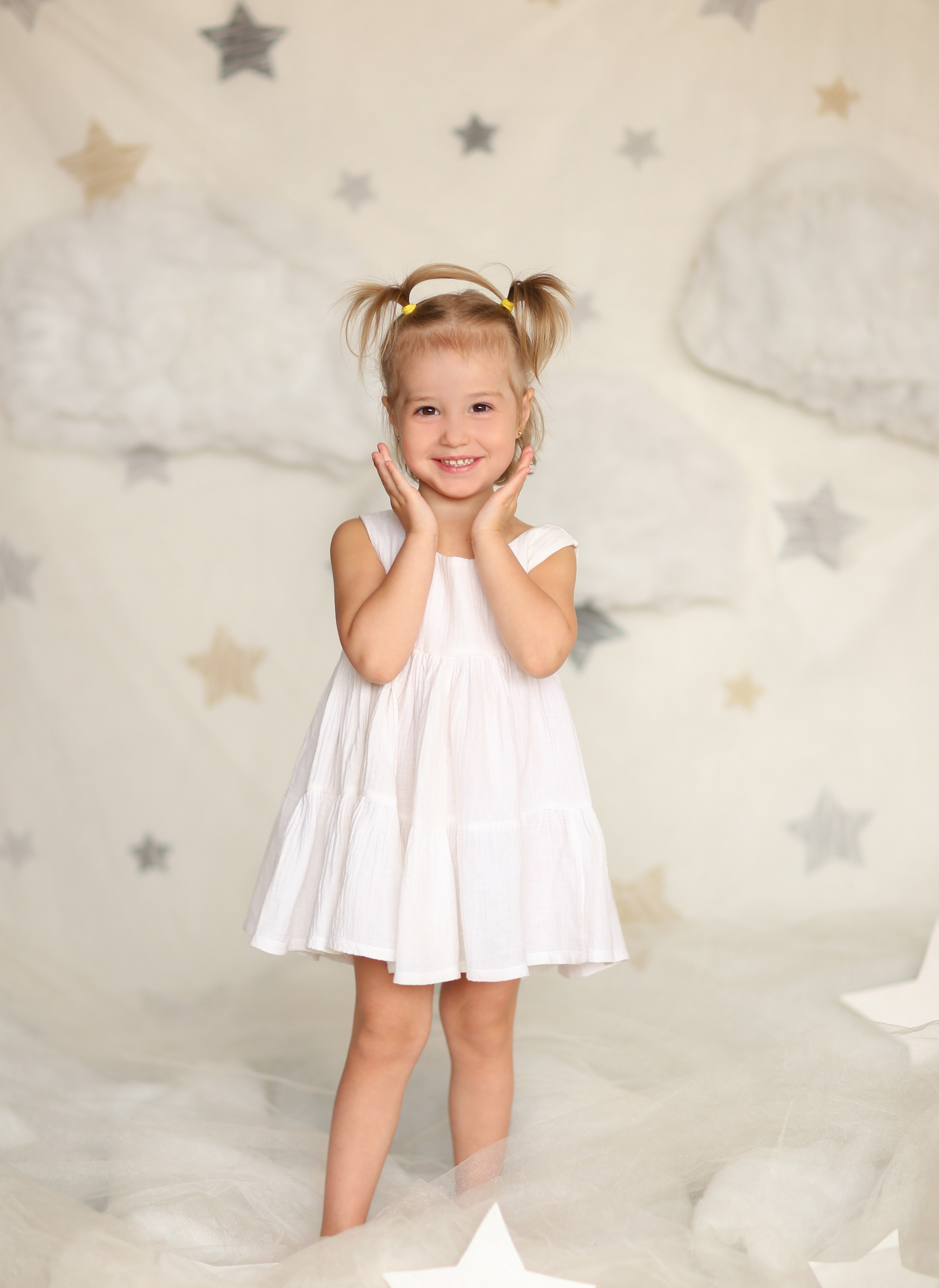 Общее фото в детском саду с выездным реквизитом в Тюмени. Выпускные альбомы в Тюмени для школ, садов, вузов спортивных секций