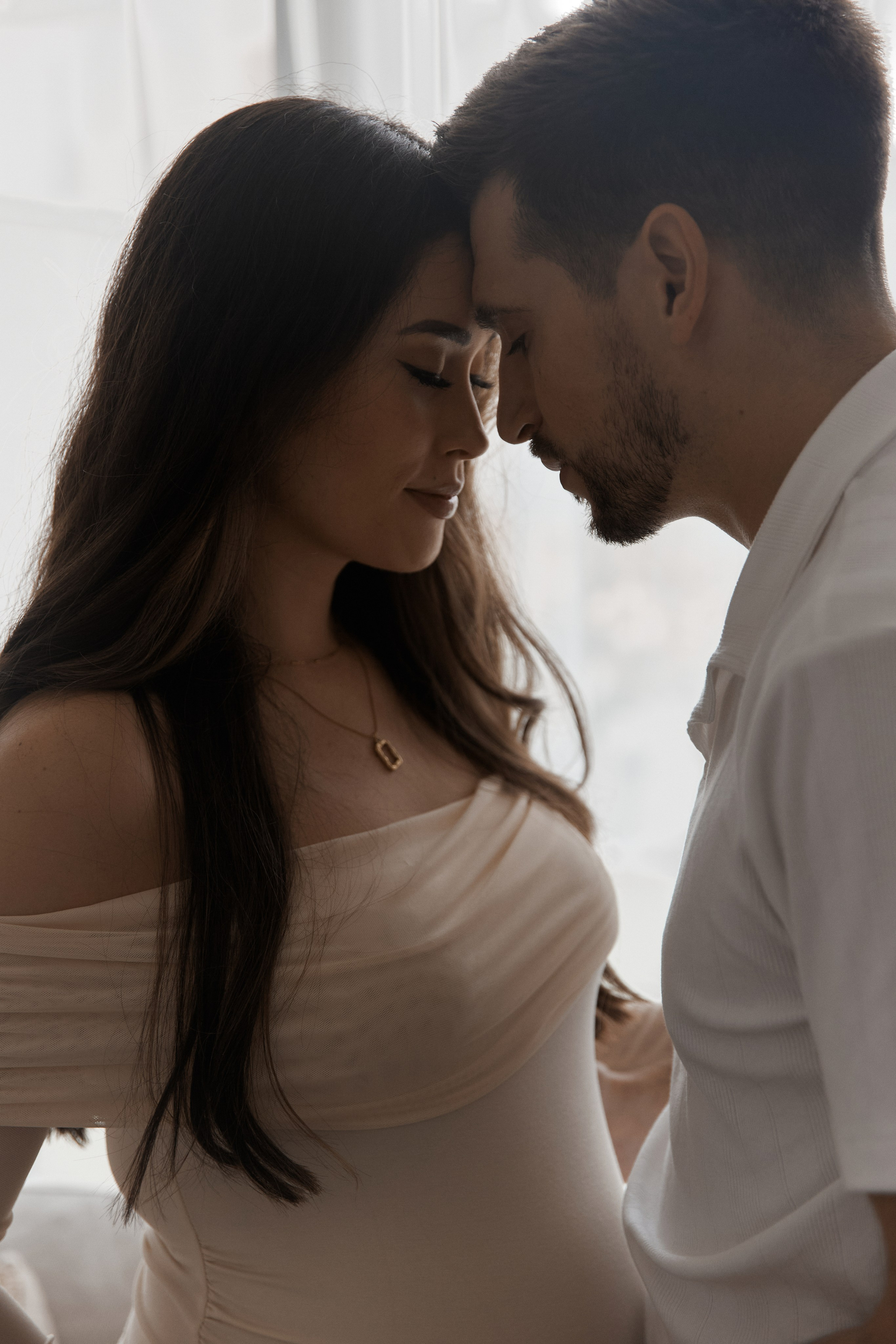 Cozy Pregnancy Photoshoot Dubai | At-Home Comfort