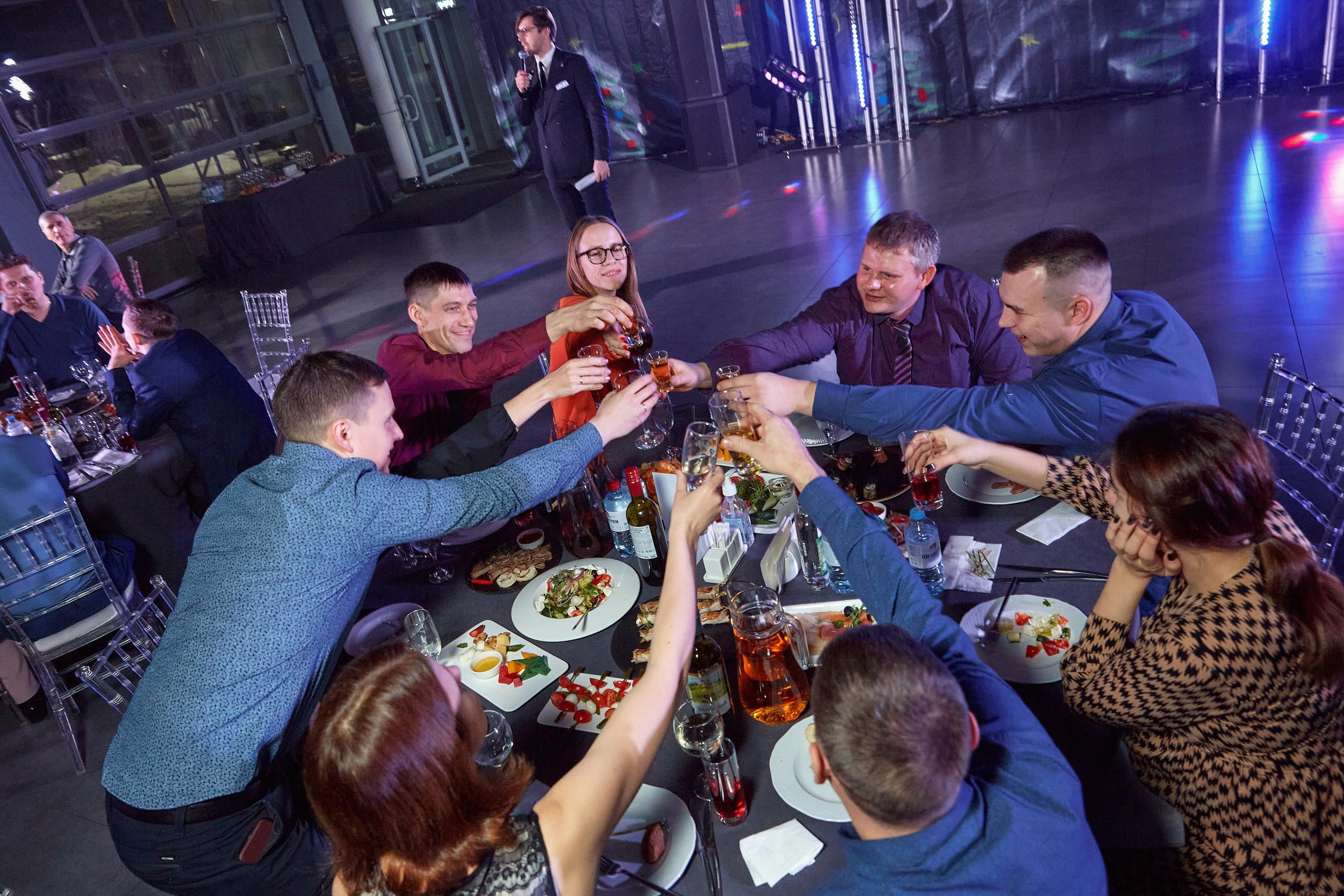 Транс-Инвест / Новогодний корпоратив на территории автосалона. Антон Артюшин, портретный фотограф. Москва