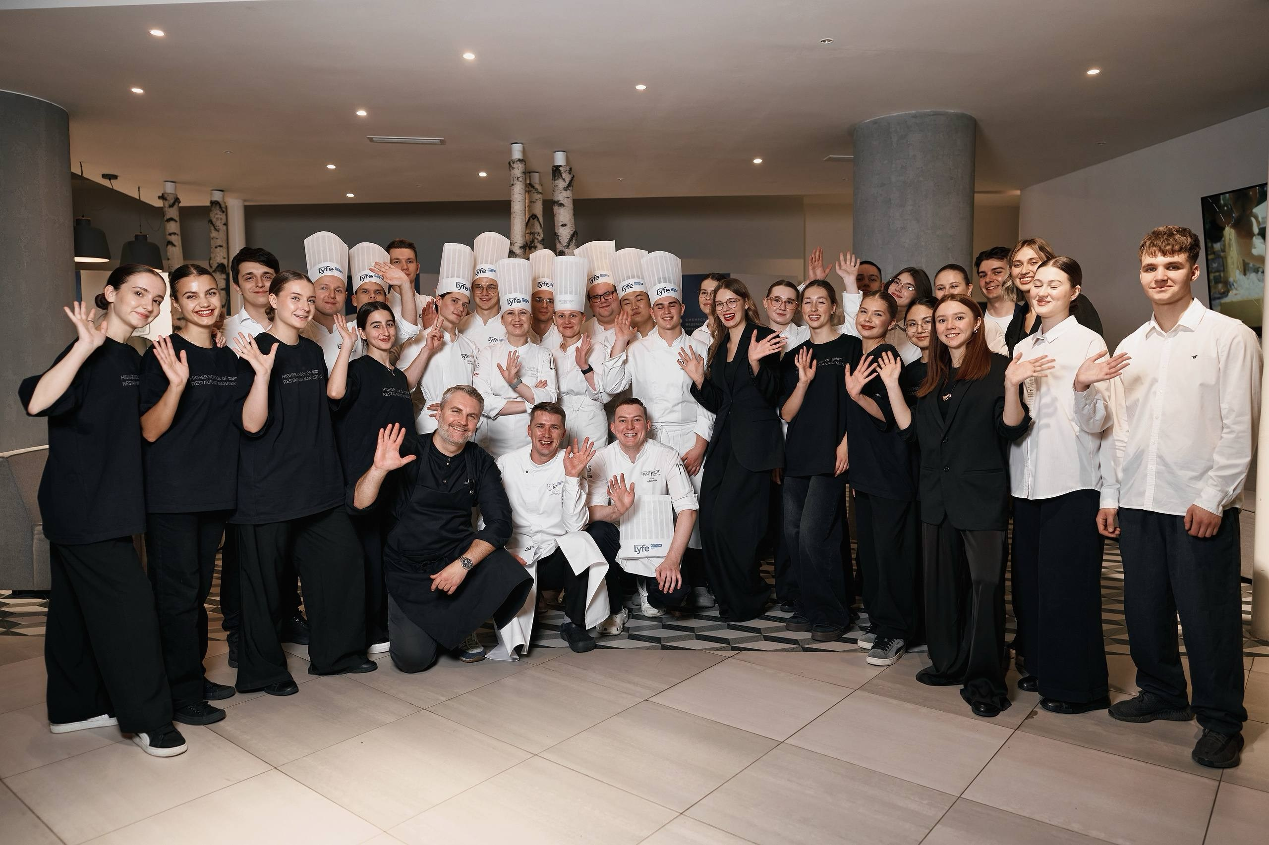 Фотографии с ужина в ресторане «Истории» Сибирского Федерального Университета. Другой Павел Поцелуев. Фотограф в 2026 году