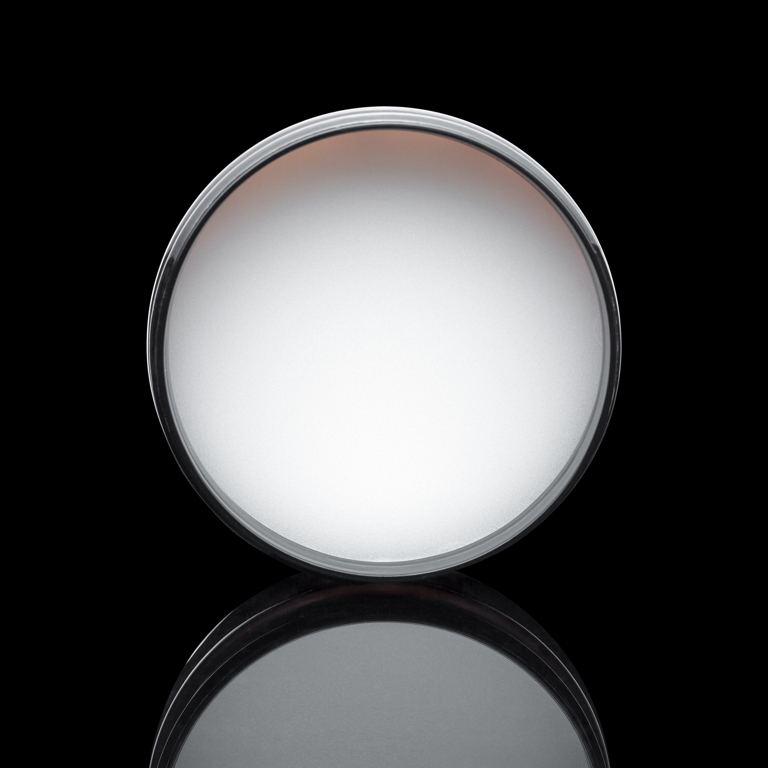 Предметное фото мыла для бритья фон чёрный средство личной гигиены