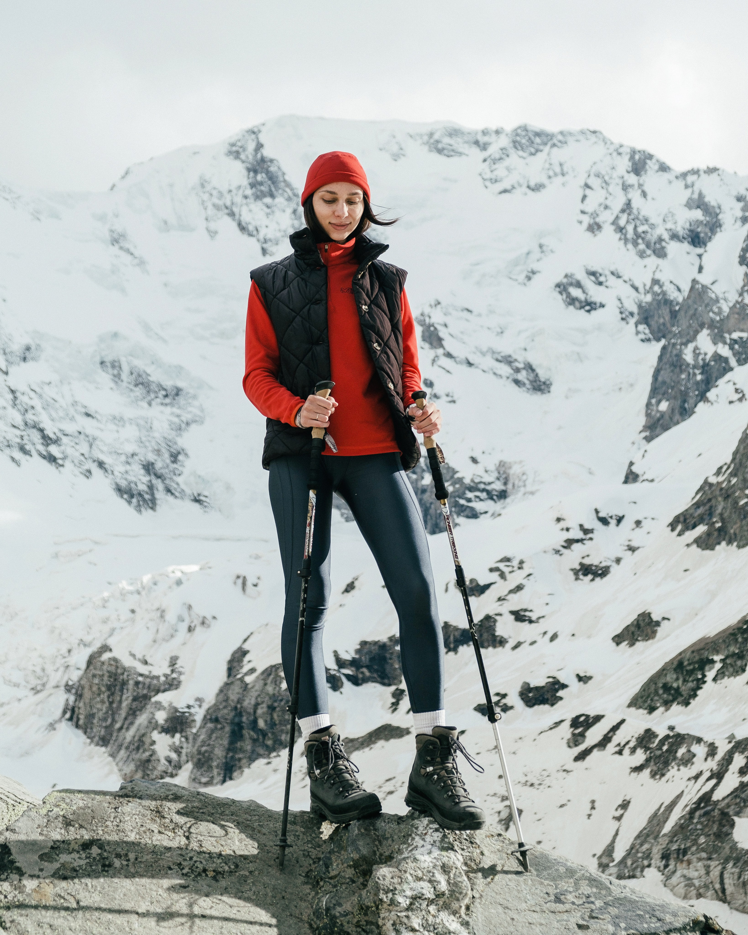 Девушка на скалах в Приэльбрусье на фоне снежных гор, горная фотосессия