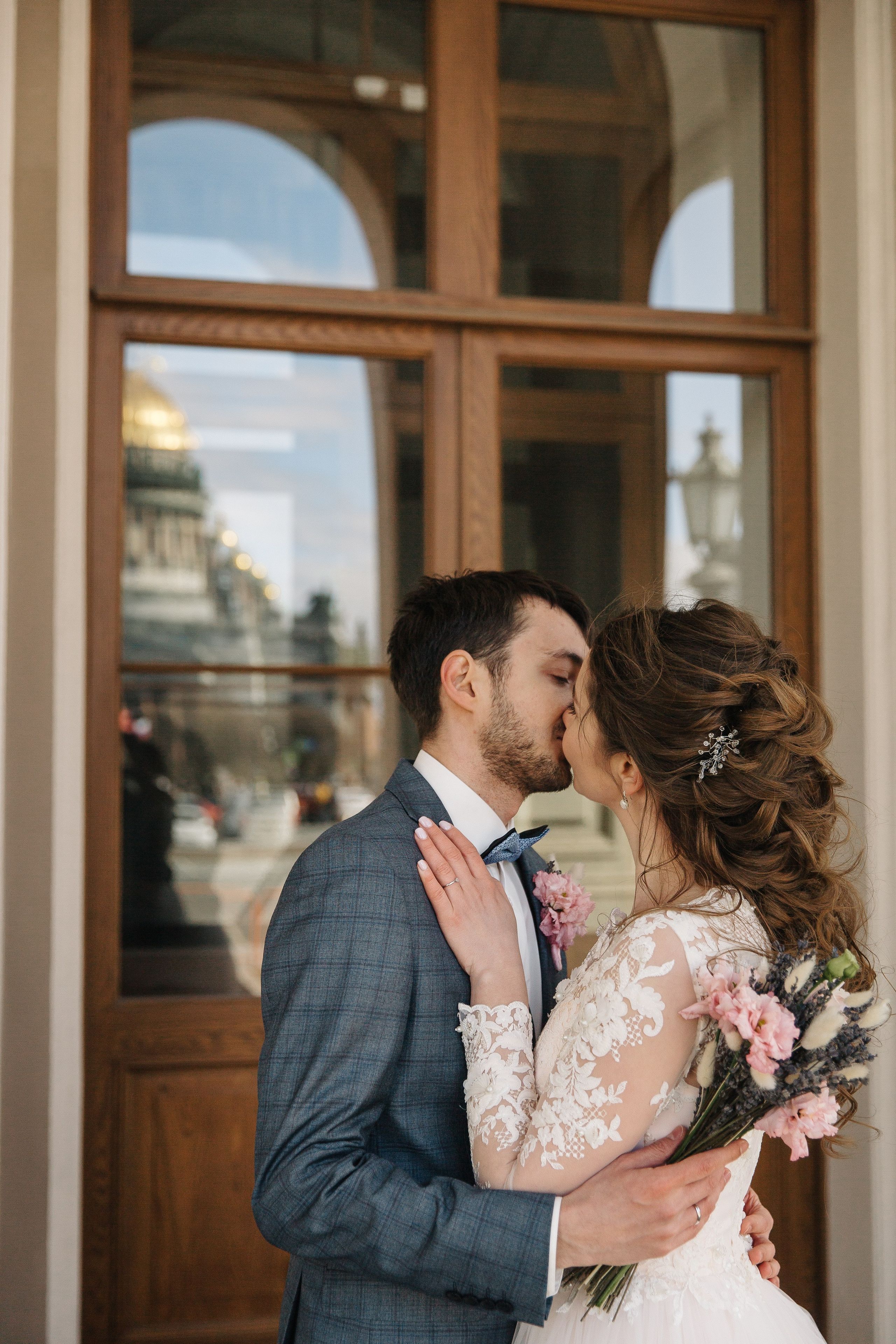 МАЙ | Дворец № 1, Атланты, Эрмитажный дворик. Свадебный фотограф в Санкт-Петербурге Полина Корзухина