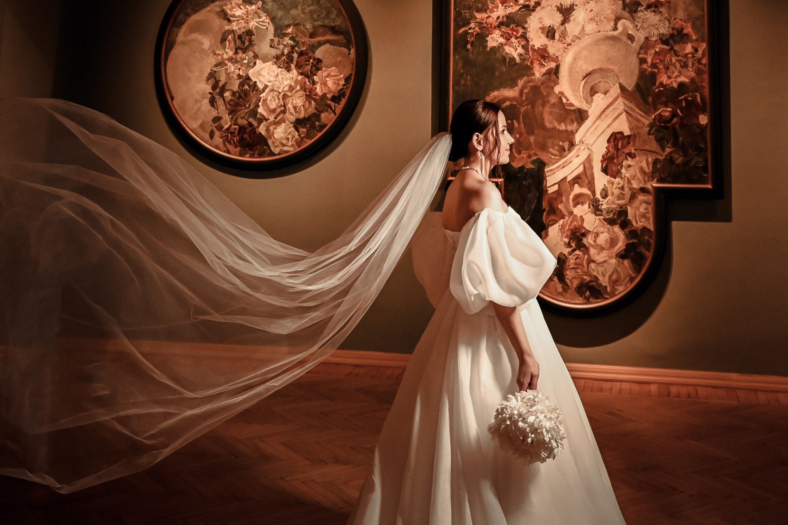 Небольшая свадебная серия в музее и прогулкой под дождем Эльмиры и Ризата. Свадебный, семейный, детский, контент фотограф в Омске Максим Ильин