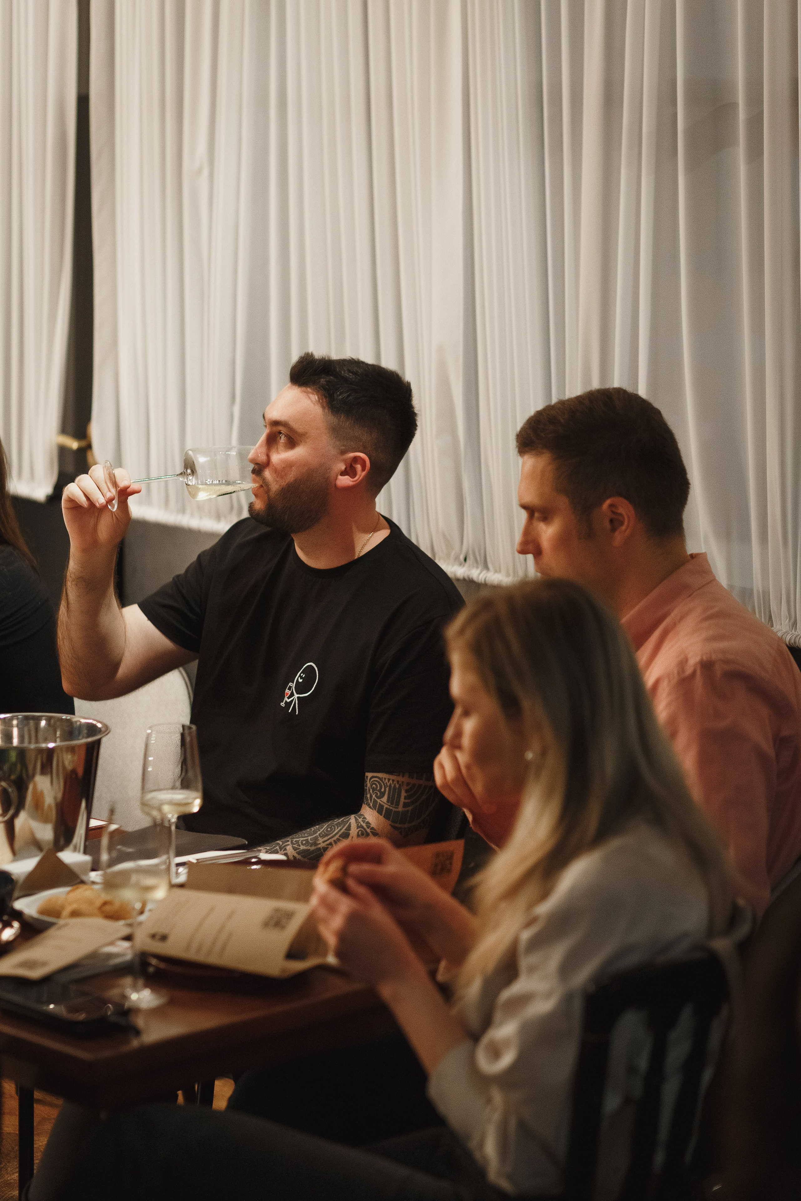 Фото клуба любителей российских вин в ресторане Мадам Ку-Ку, Таганрог. Свадебный и семейный фотограф в Таганроге Бакарюк Антон