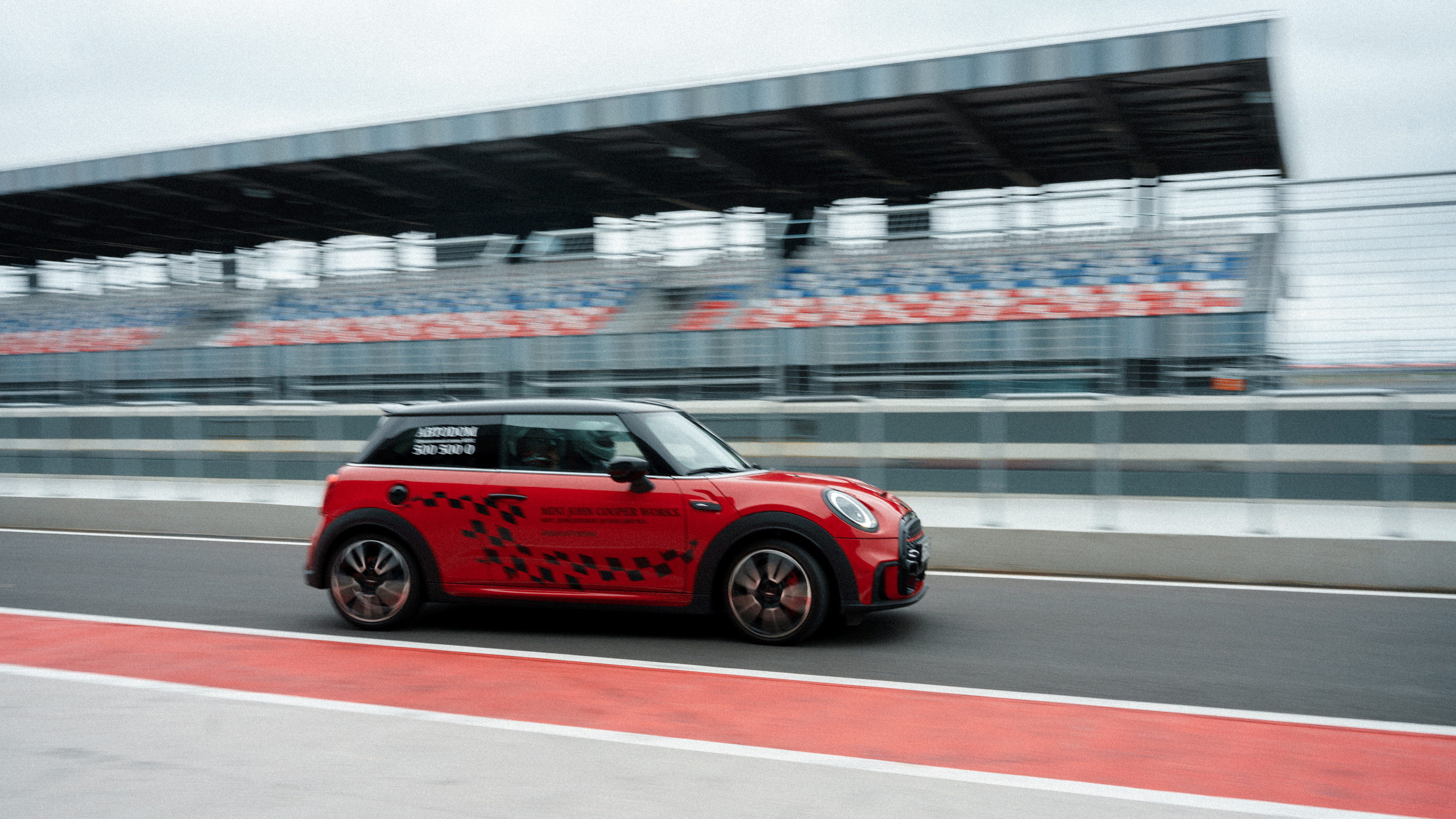 Бренд Mini на автодроме Игора-Драйв. Асхат Бардынов